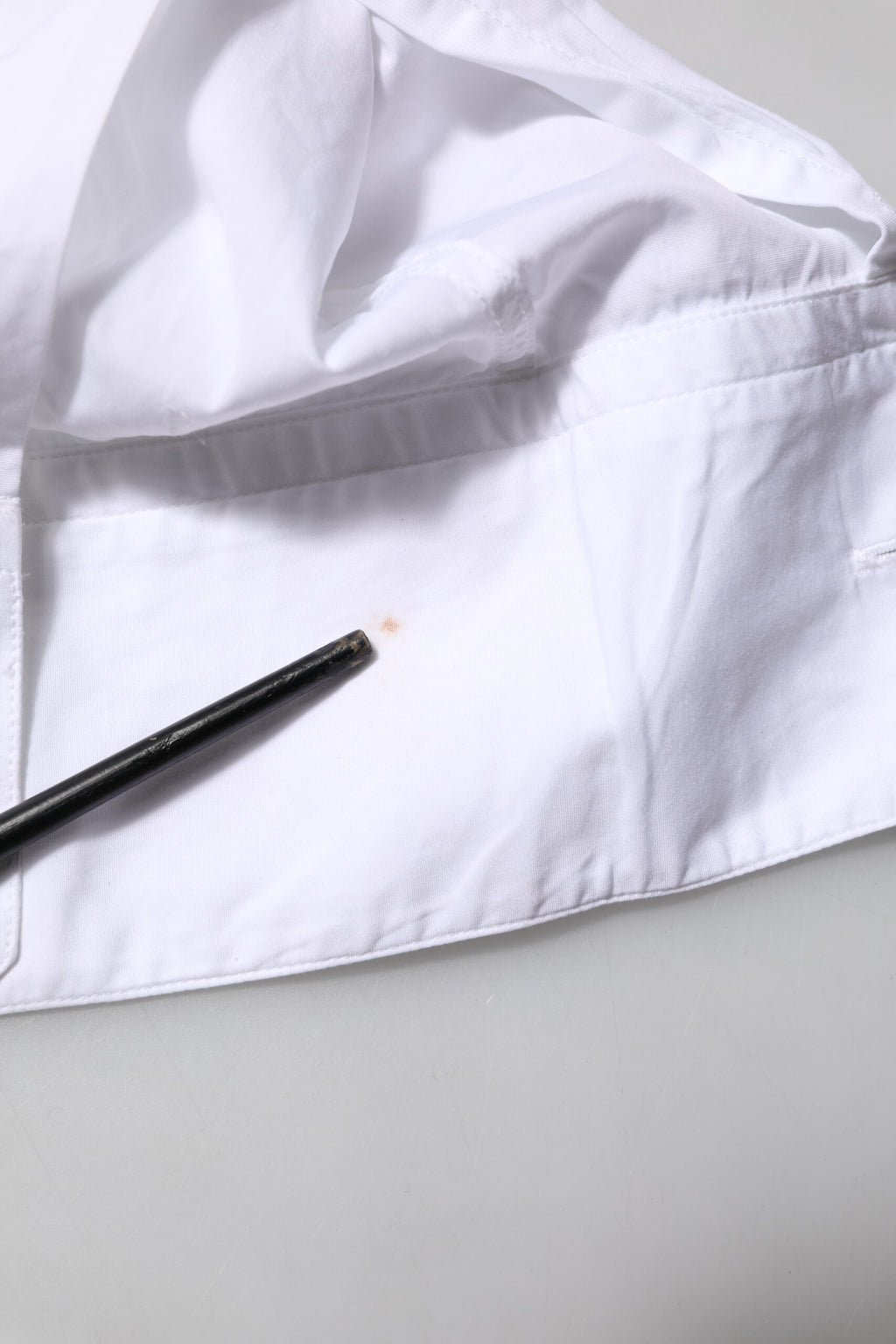 Chemise formelle en coton blanc Dolce & Gabbana à manches longues avec détails dorés, élégante et sophistiquée.