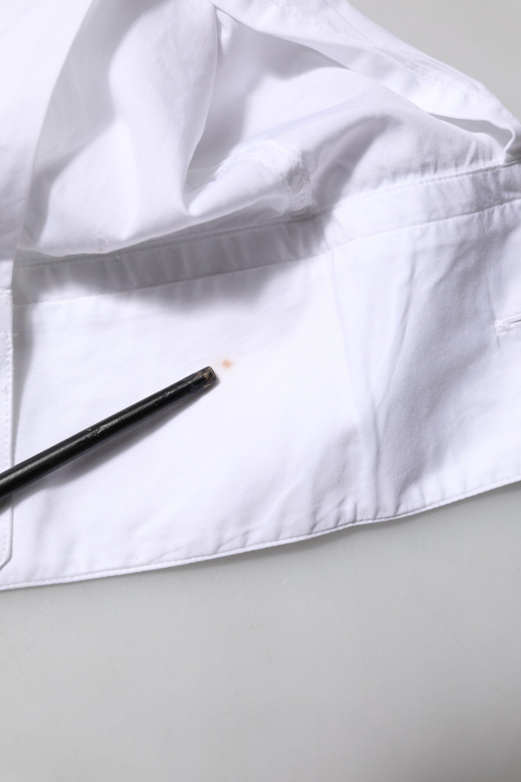 Chemise formelle en coton blanc Dolce & Gabbana à manches longues avec détails dorés, élégante et sophistiquée.