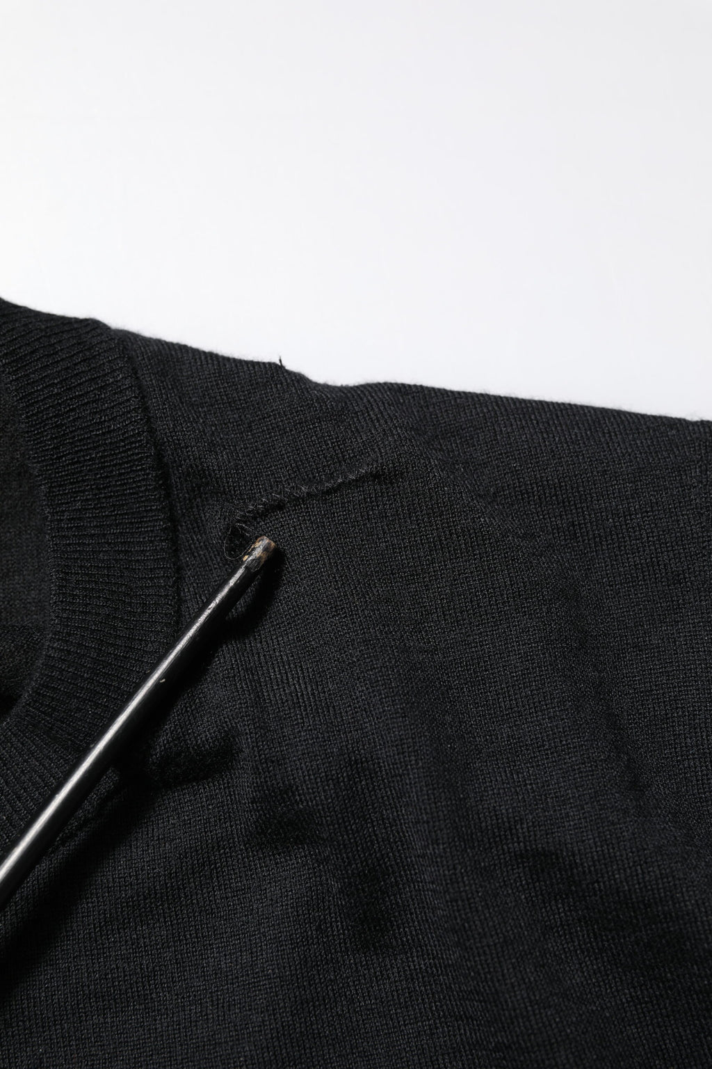 T-shirt à manches longues en cachemire noir de Dolce & Gabbana, col rond élégant et douceur luxueuse.