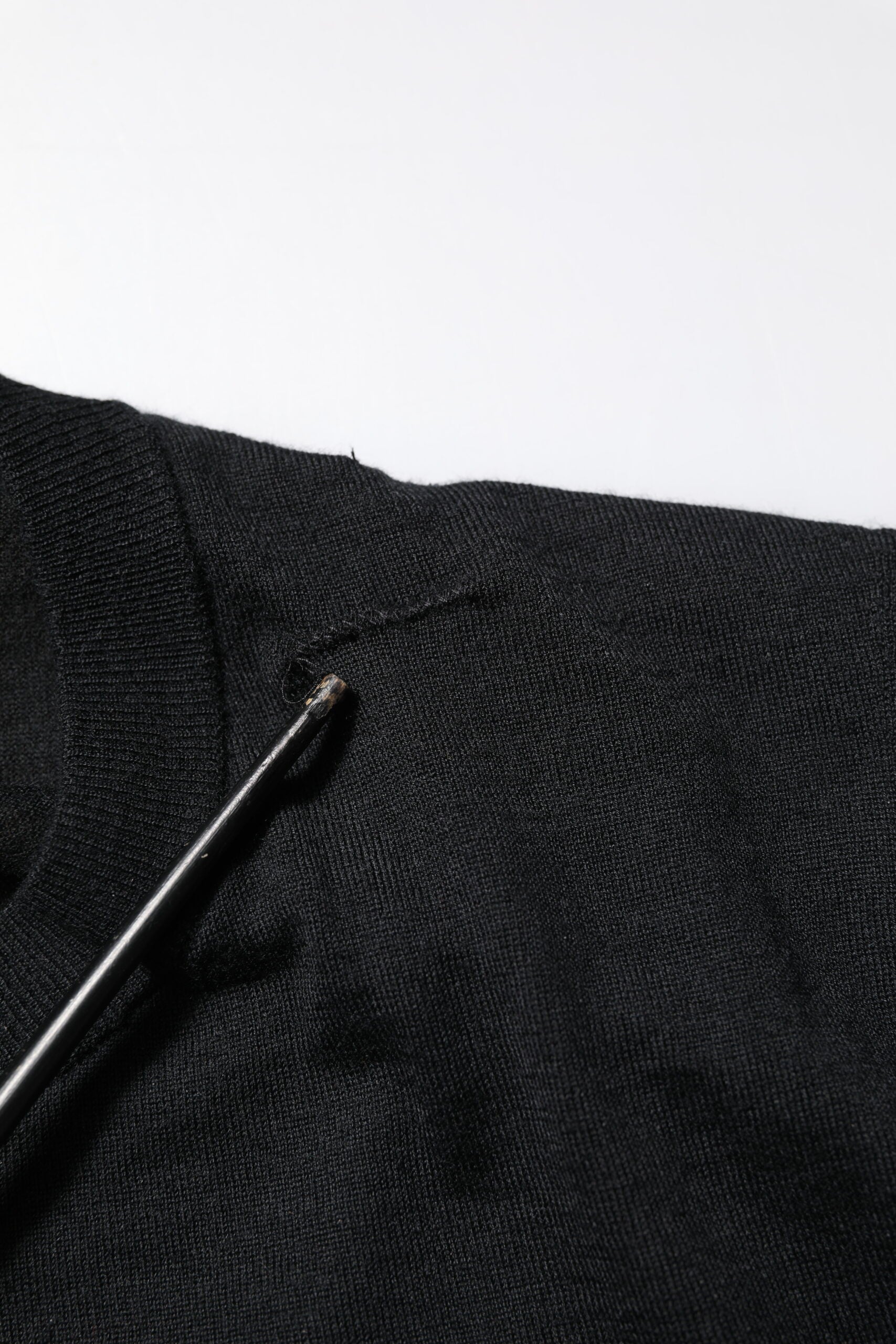 T-shirt à manches longues en cachemire noir de Dolce & Gabbana, col rond élégant et douceur luxueuse.