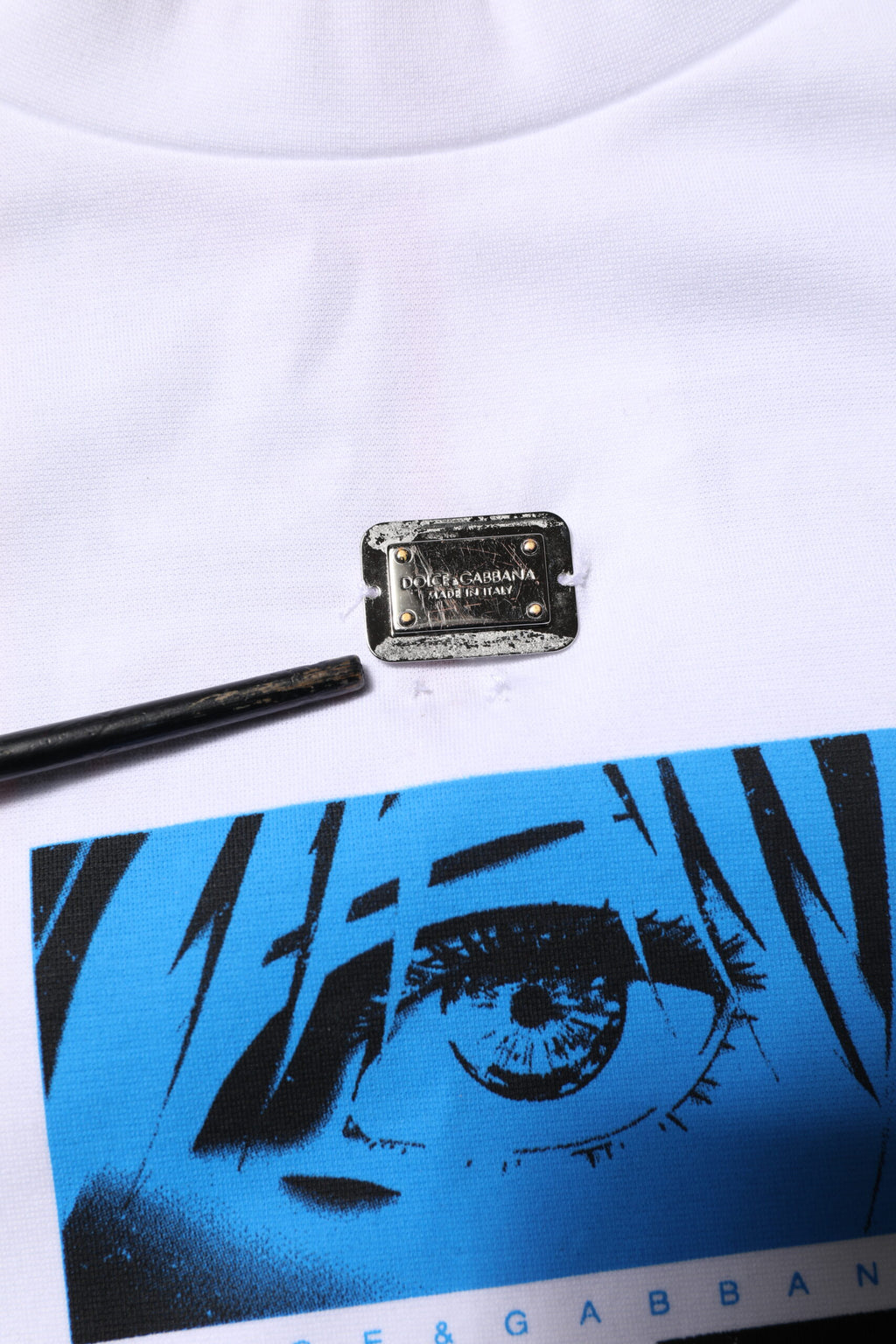 T-shirt blanc en coton Dolce & Gabbana avec col rond et imprimé graphique, vue de face.