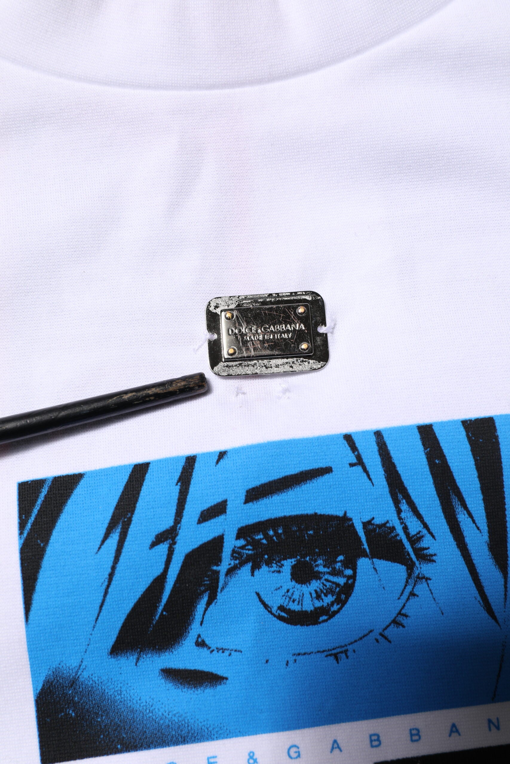T-shirt blanc en coton Dolce & Gabbana avec col rond et imprimé graphique, vue de face.