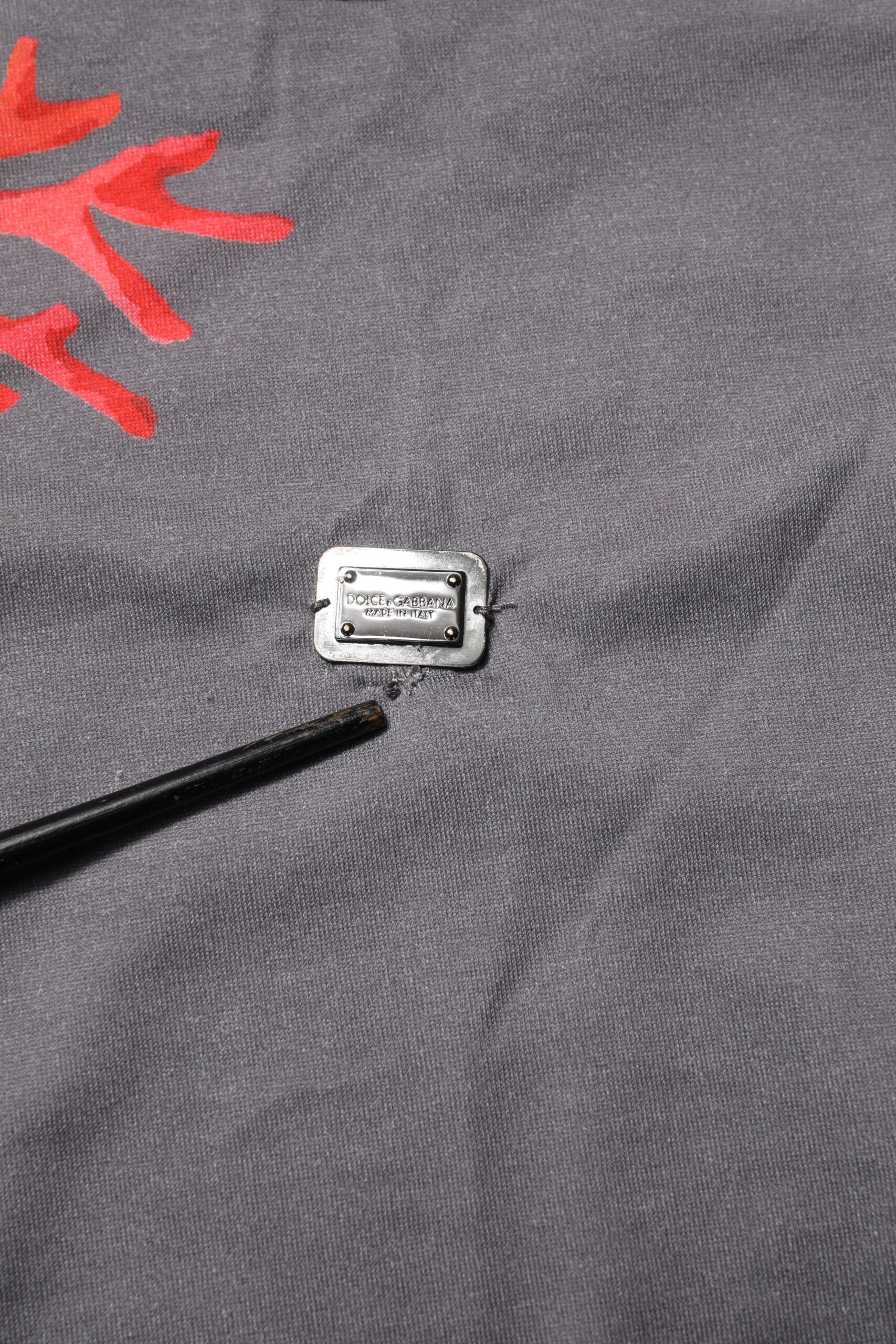 T-shirt Dolce & Gabbana en coton gris avec imprimé corail et logo en plaque, style décontracté et contemporain.