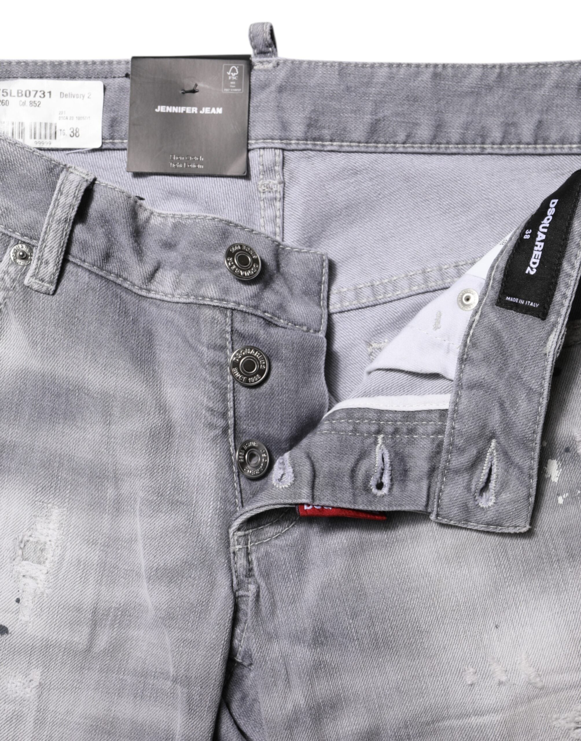 Jeans en denim gris délavé, taille mi-haute, coupe tapered, de la marque Dsquared², visibles dans l'image.