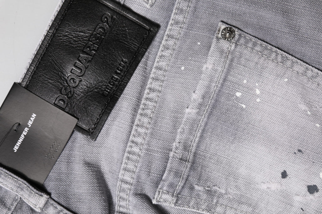Jeans en denim gris délavé, coupe ajustée à la taille moyenne, de la marque Dsquared², visibles sur l'image.
