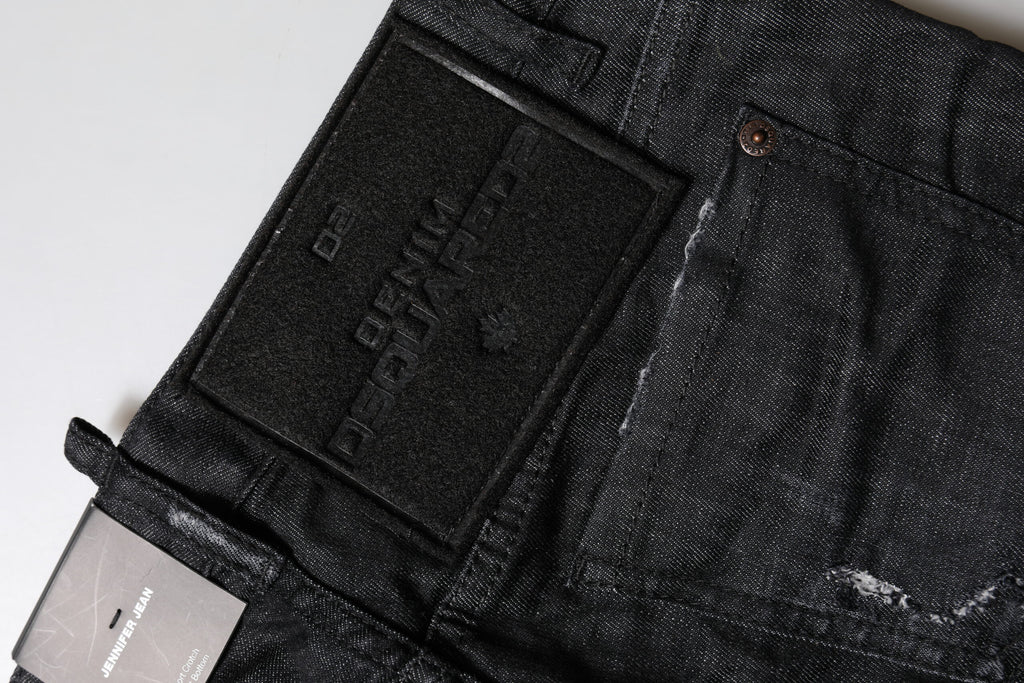 Jeans en denim skinny noir à taille basse de Dsquared², coton, coupe ajustée, visible en gros plan sur la photo.