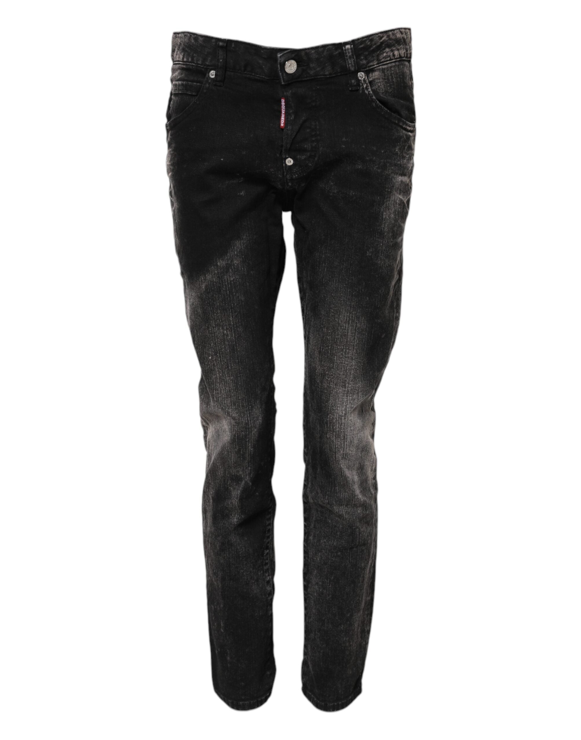 Jeans en denim noir délavé de coupe tapered à taille moyenne de la marque Dsquared², visibles sur l'image.