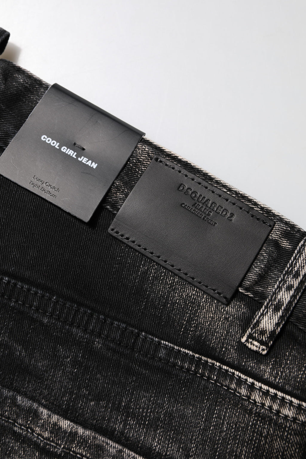 Jeans en denim noir délavé à taille mi et coupe tapered de Dsquared², visible avec détails de couture et finition usée.