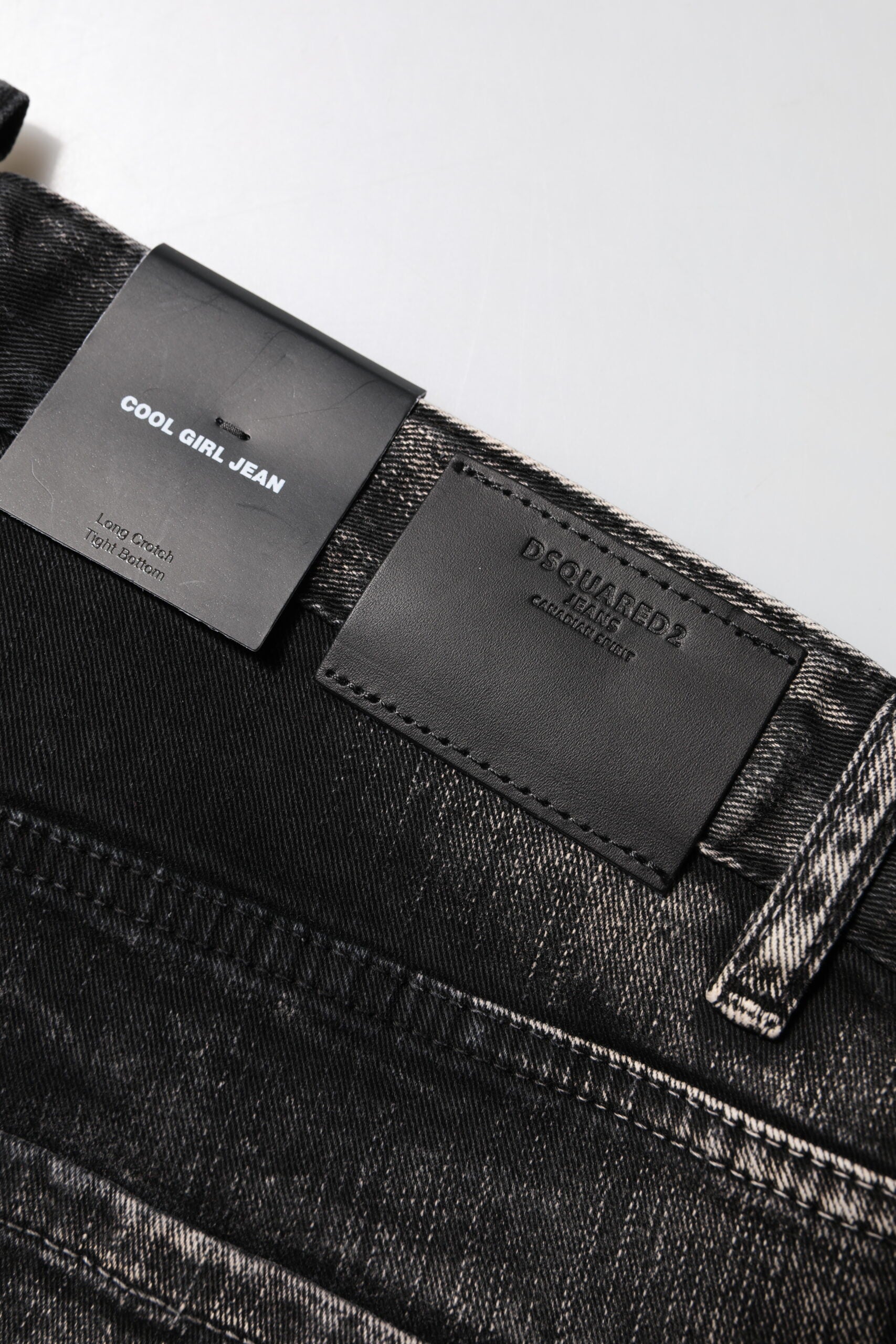 Jeans en denim noir délavé à taille mi et coupe tapered de Dsquared², visible avec détails de couture et finition usée.