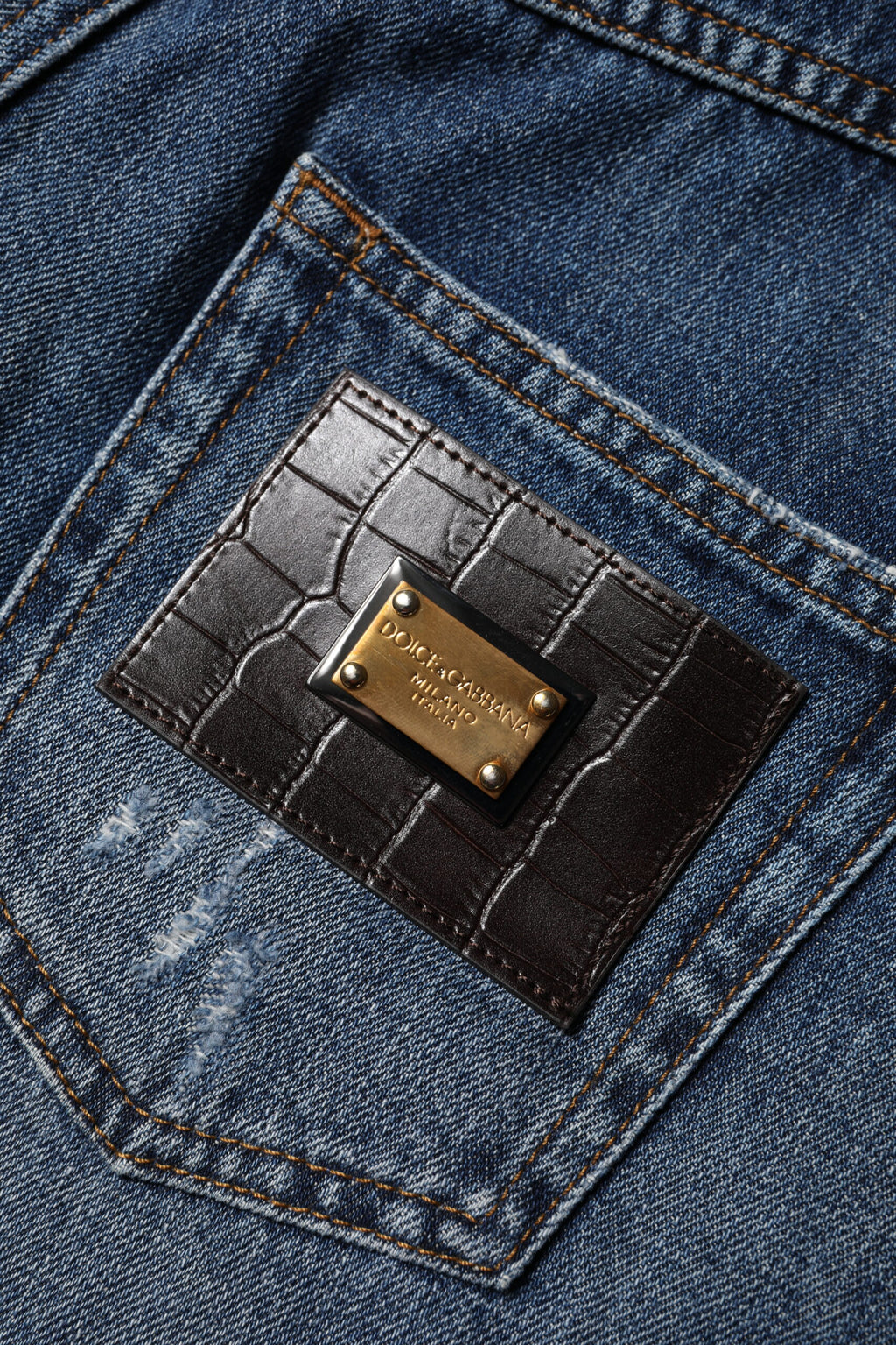 Shorts bermuda en denim déchiré en coton bleu de Dolce & Gabbana, style décontracté et tendance.