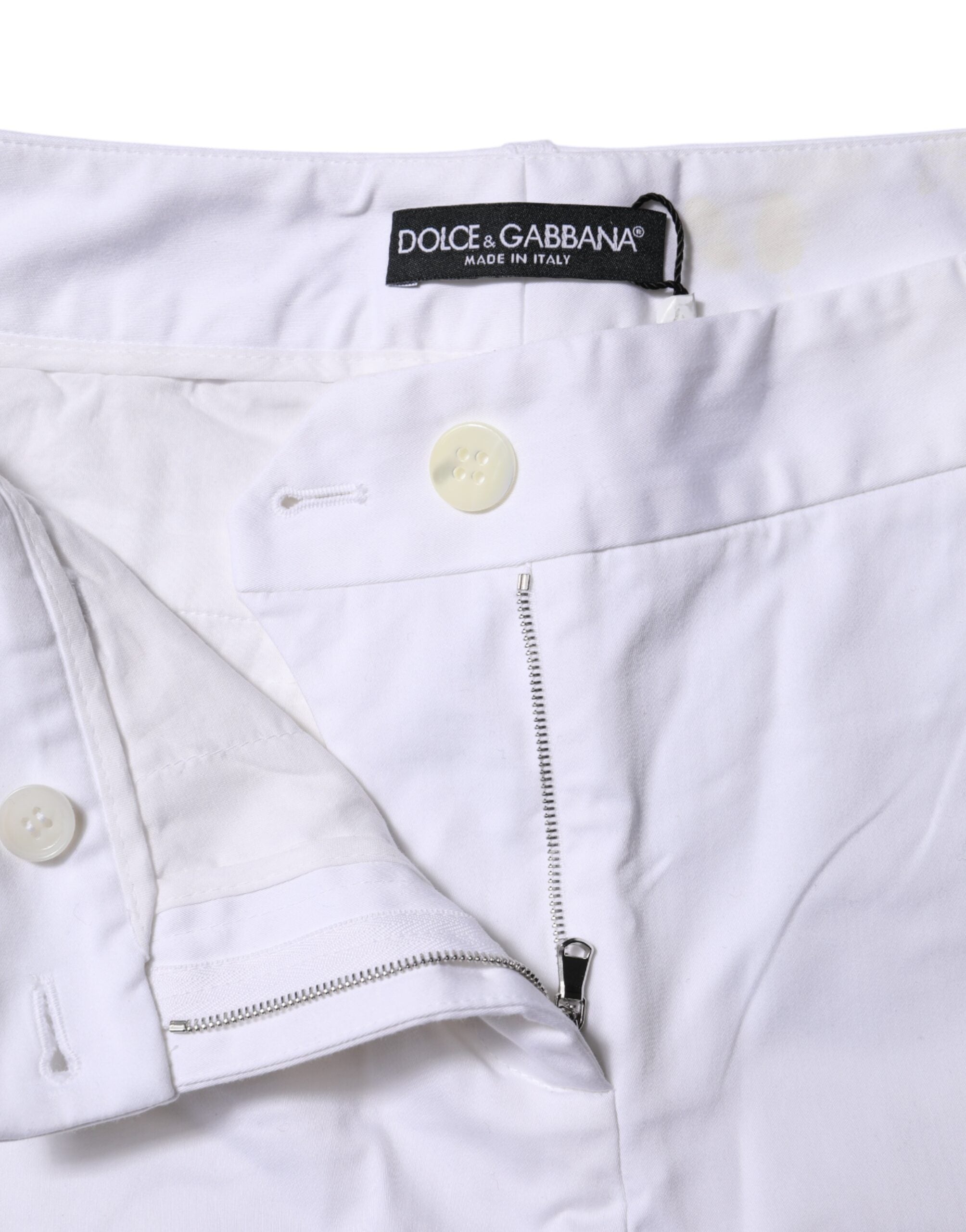 Jeans blancs en coton stretch Dolce & Gabbana, taille mi-haute, mode décontractée, visible en gros plan sur le produit.