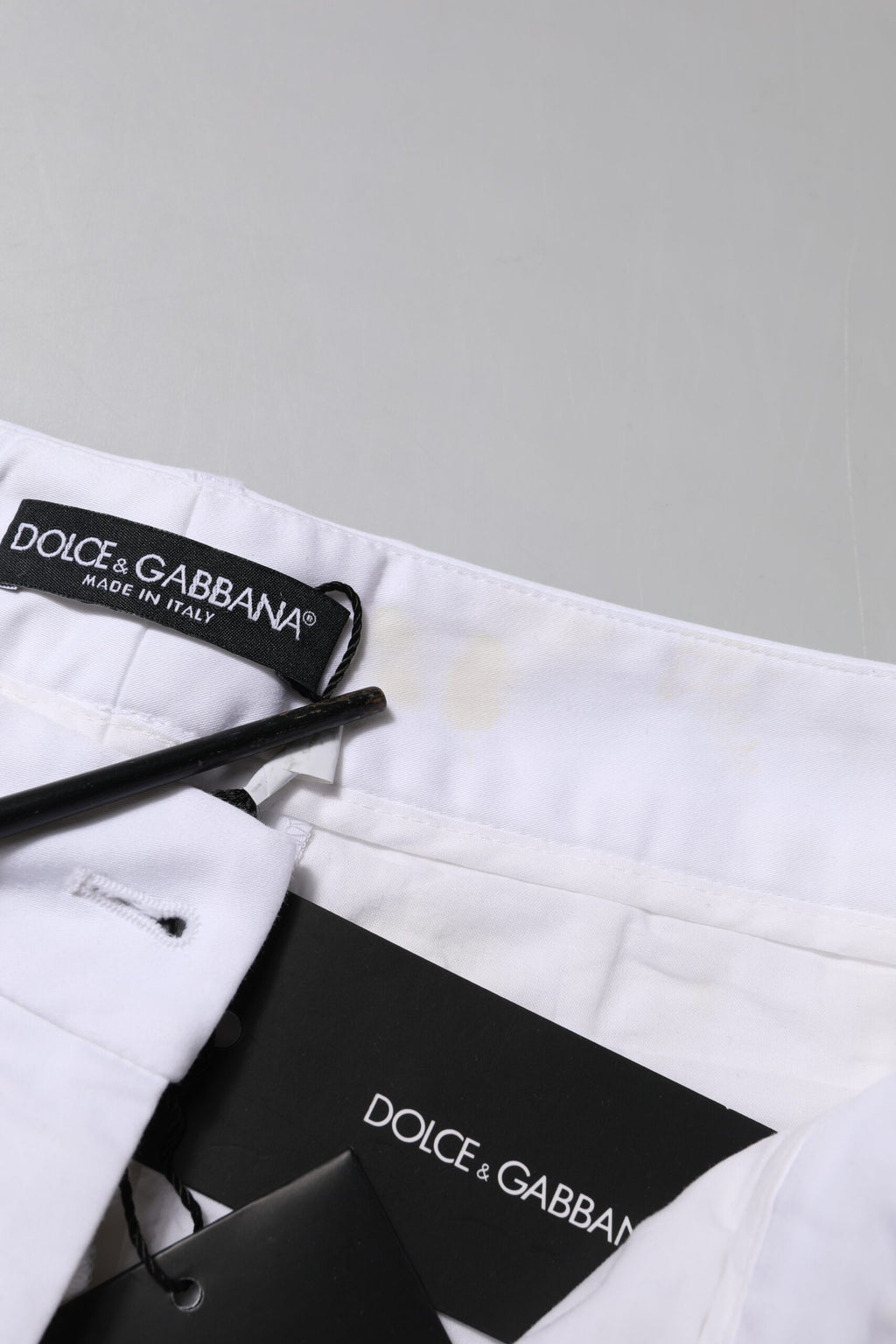 Jeans Dolce & Gabbana en coton blanc extensible, taille mi-haute, avec un style décontracté et moderne.