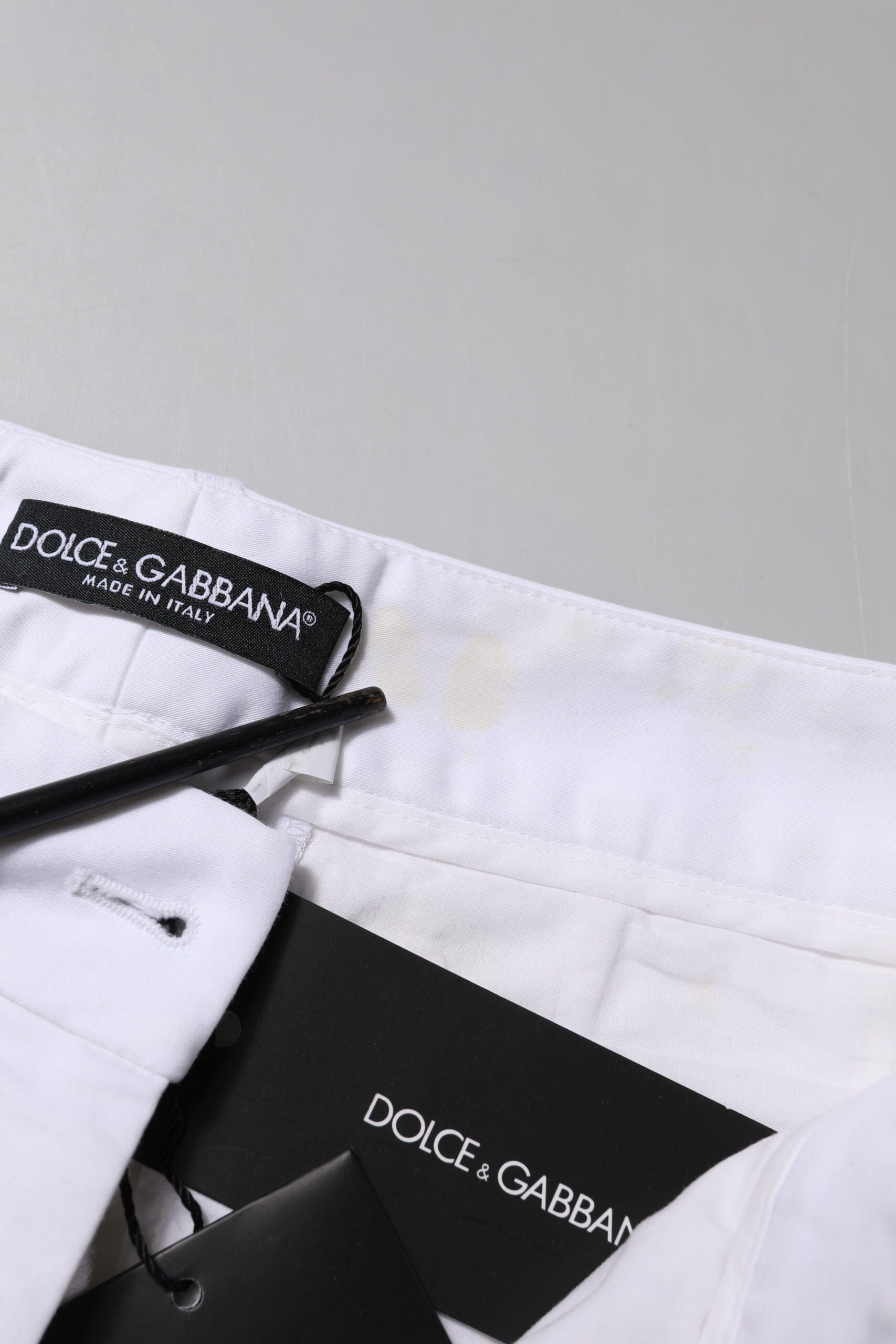 Jeans Dolce & Gabbana en coton blanc extensible, taille mi-haute, avec un style décontracté et moderne.