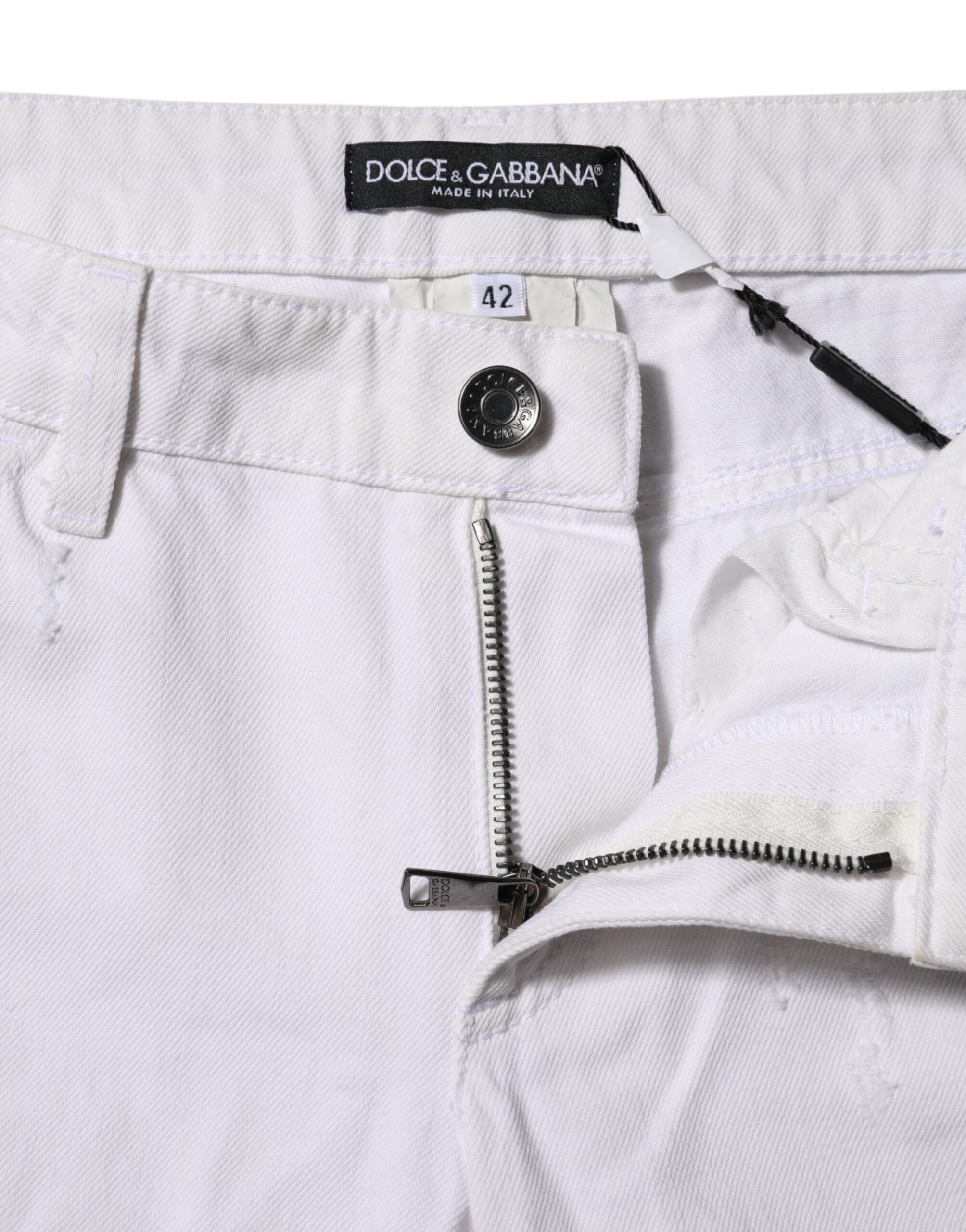 Jeans en denim blanc Dolce & Gabbana pour femmes, taille mi-haute, style classique, visible avec poches et coutures.