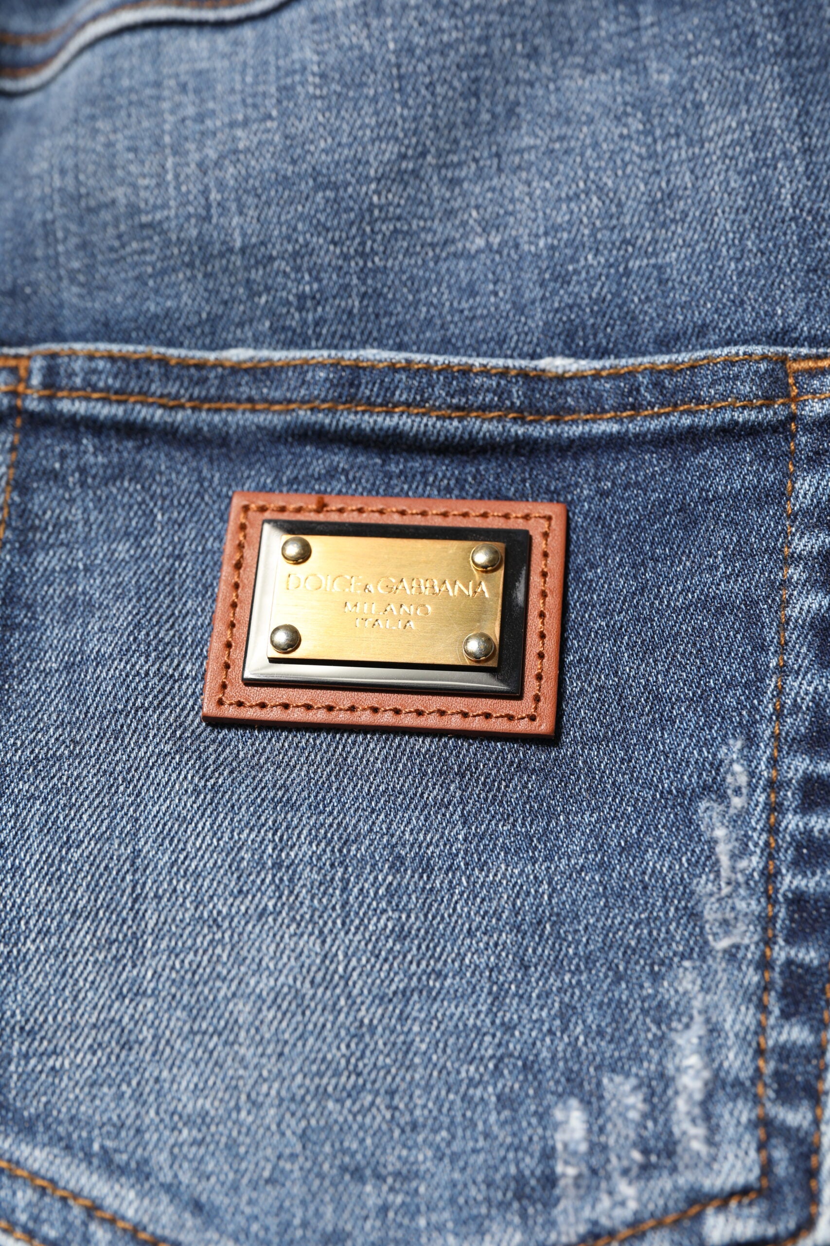 Jeans en denim Dolce & Gabbana ornés de strass bleus et embellissements en strass, style élégant et tendance.