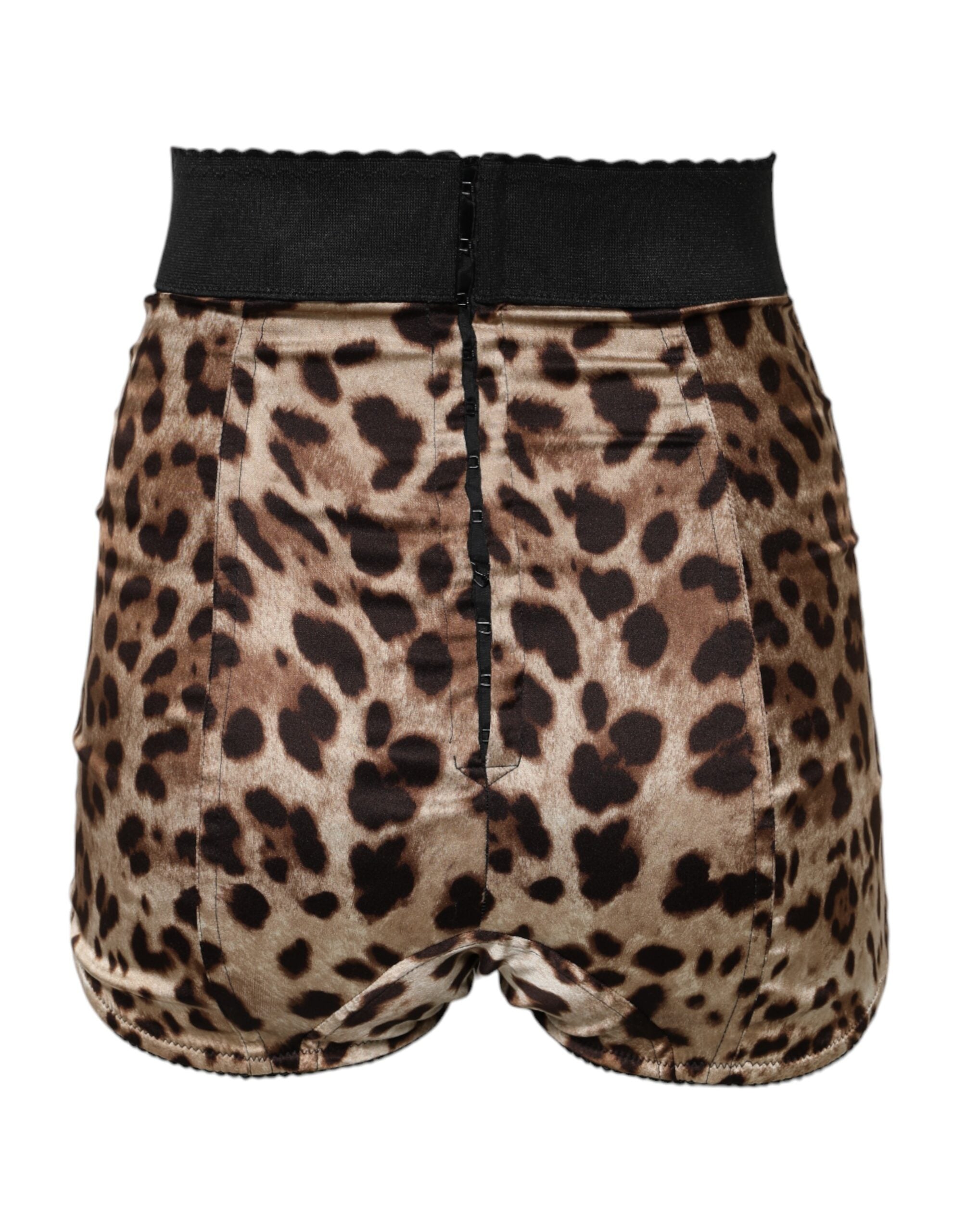 Shorts Dolce & Gabbana en daim marron à imprimé léopard à taille haute, mode estivale élégante et tendance.