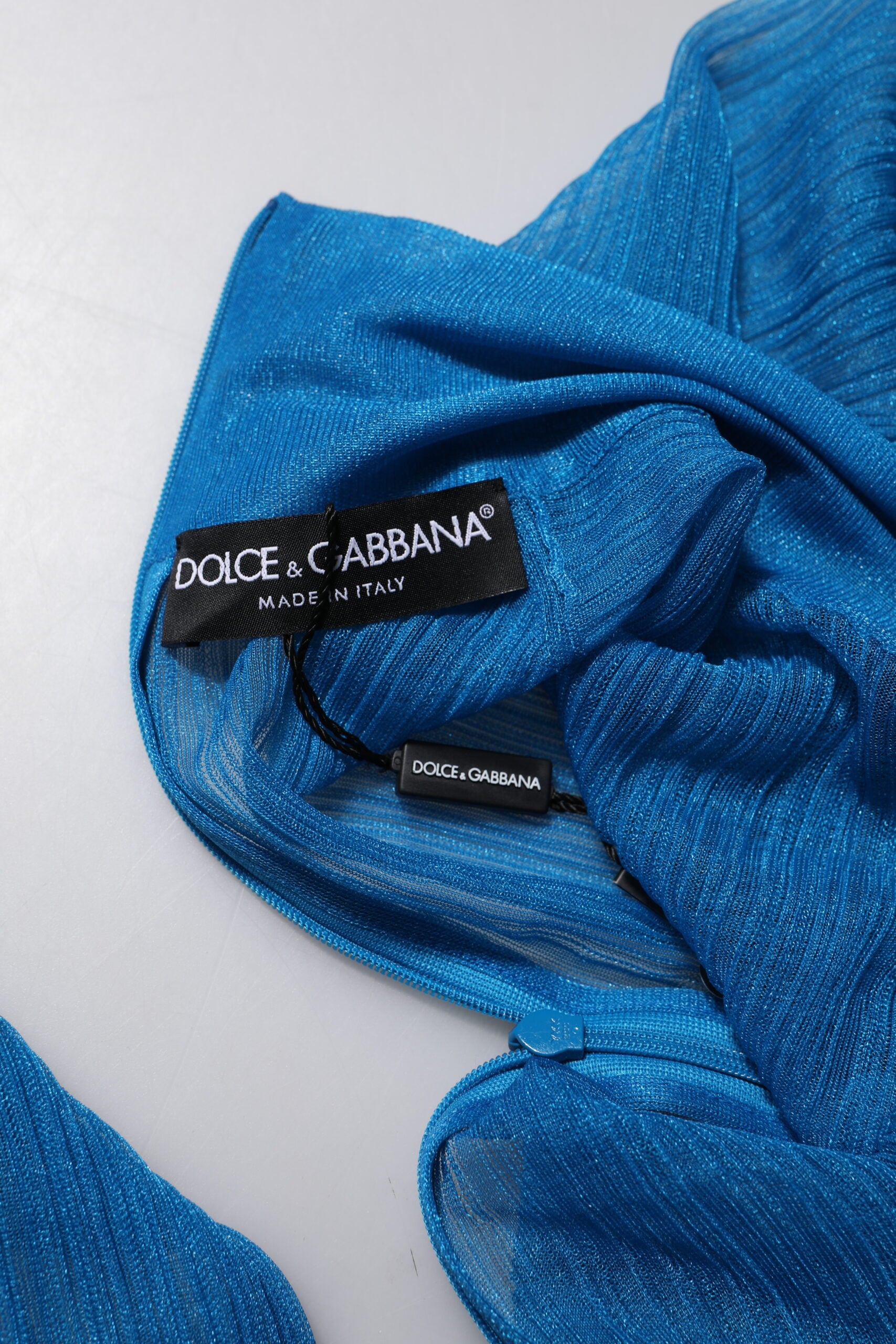 Haut en maille transparente à col roulé à manches longues de Dolce & Gabbana, bleu, élégant et ajusté.