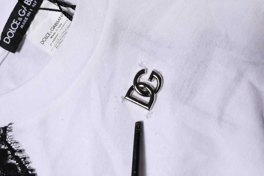 T-shirt blanc Dolce & Gabbana avec dentelle florale et détails en DG, vue de face, en tissu léger et élégant.