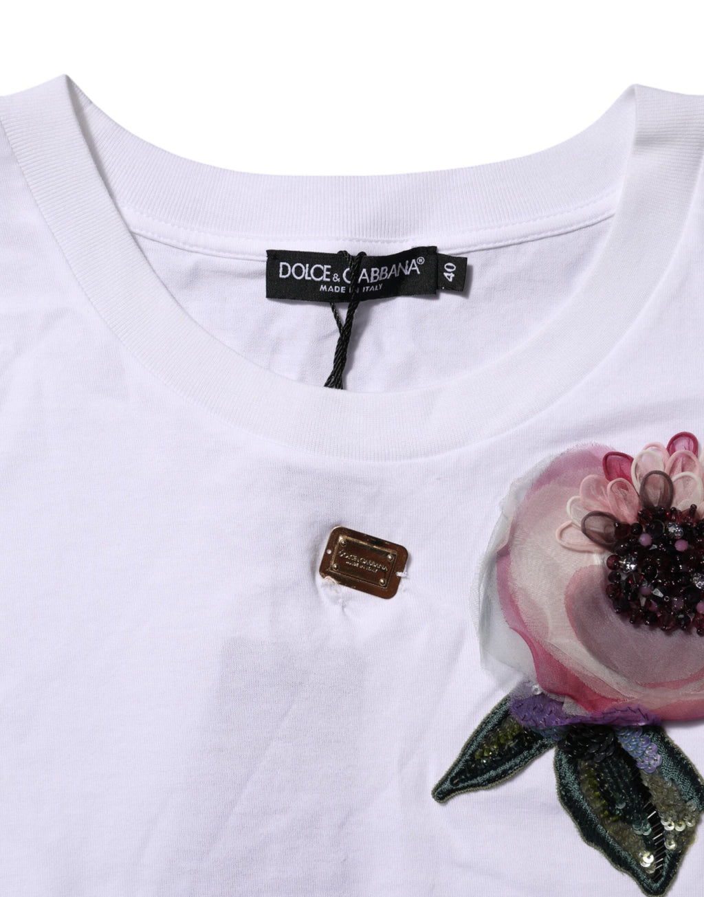T-shirt court blanc Dolce & Gabbana avec dentelle florale et détails en DG, mode élégante et féminine.