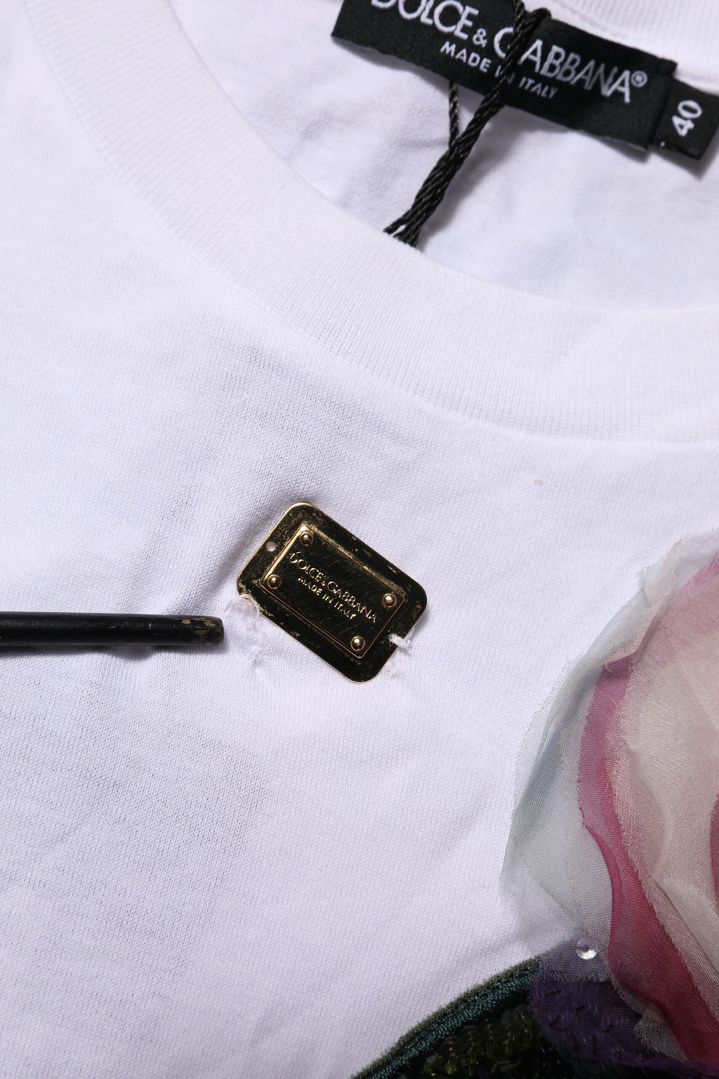 T-shirt court blanc Dolce & Gabbana avec dentelle florale et détails en DG, mode élégante et sophistiquée.