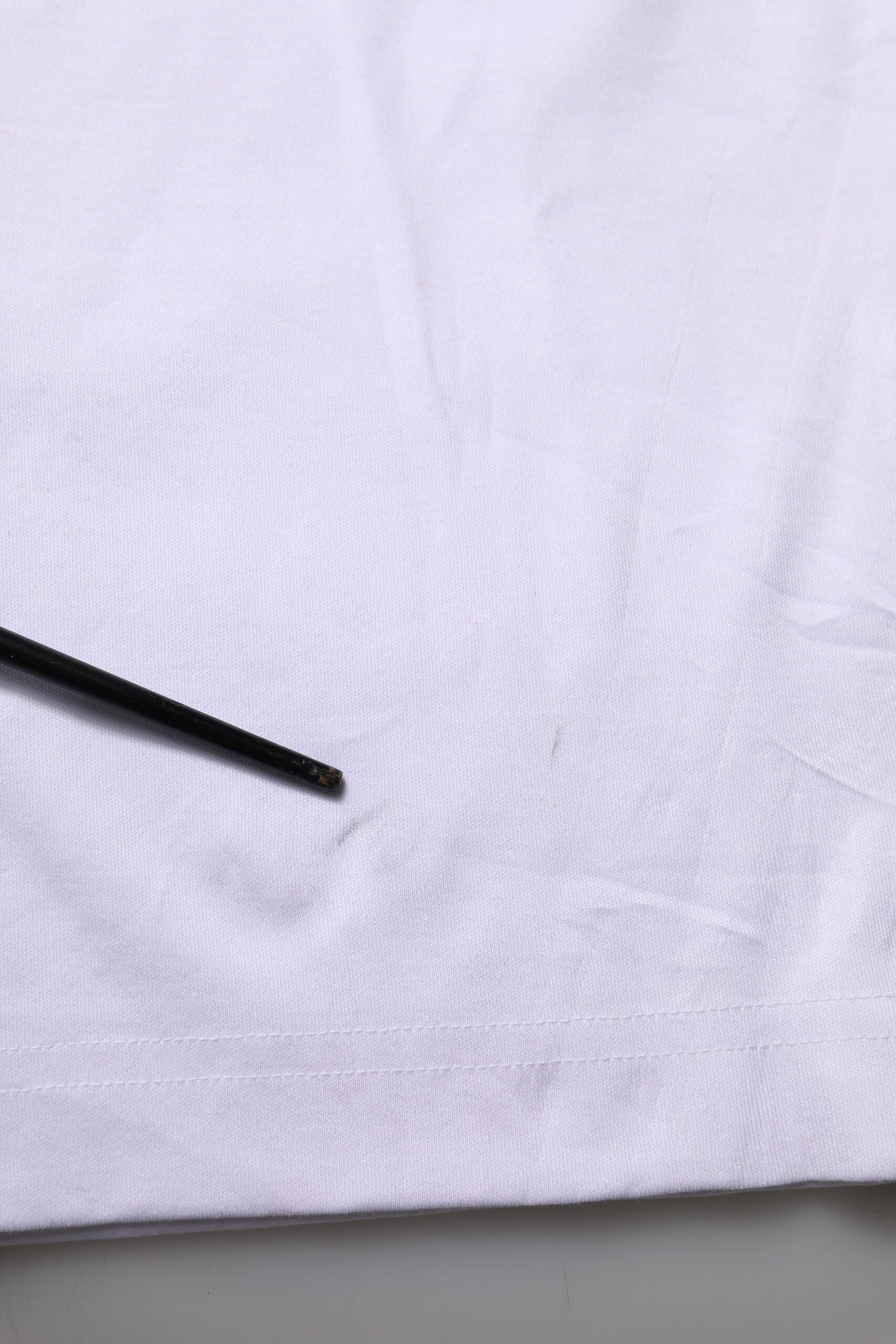 T-shirt blanc en coton Dolce & Gabbana avec imprimé graphique et col rond, vue de face.