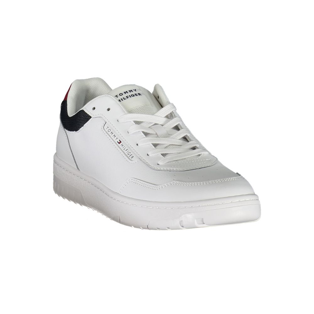 Sneakers en cuir blanc pour hommes Tommy Hilfiger, design élégant avec détails modernes, vue de face sur fond neutre.