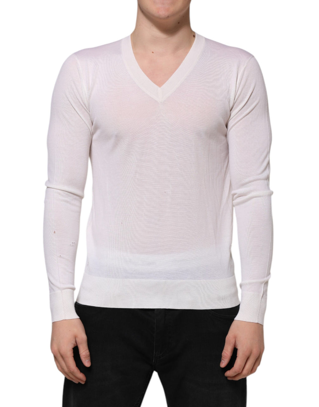 Pull à col en V en cachemire blanc Dolce & Gabbana avec logo, doux et élégant, visible détails du tissu et du design.