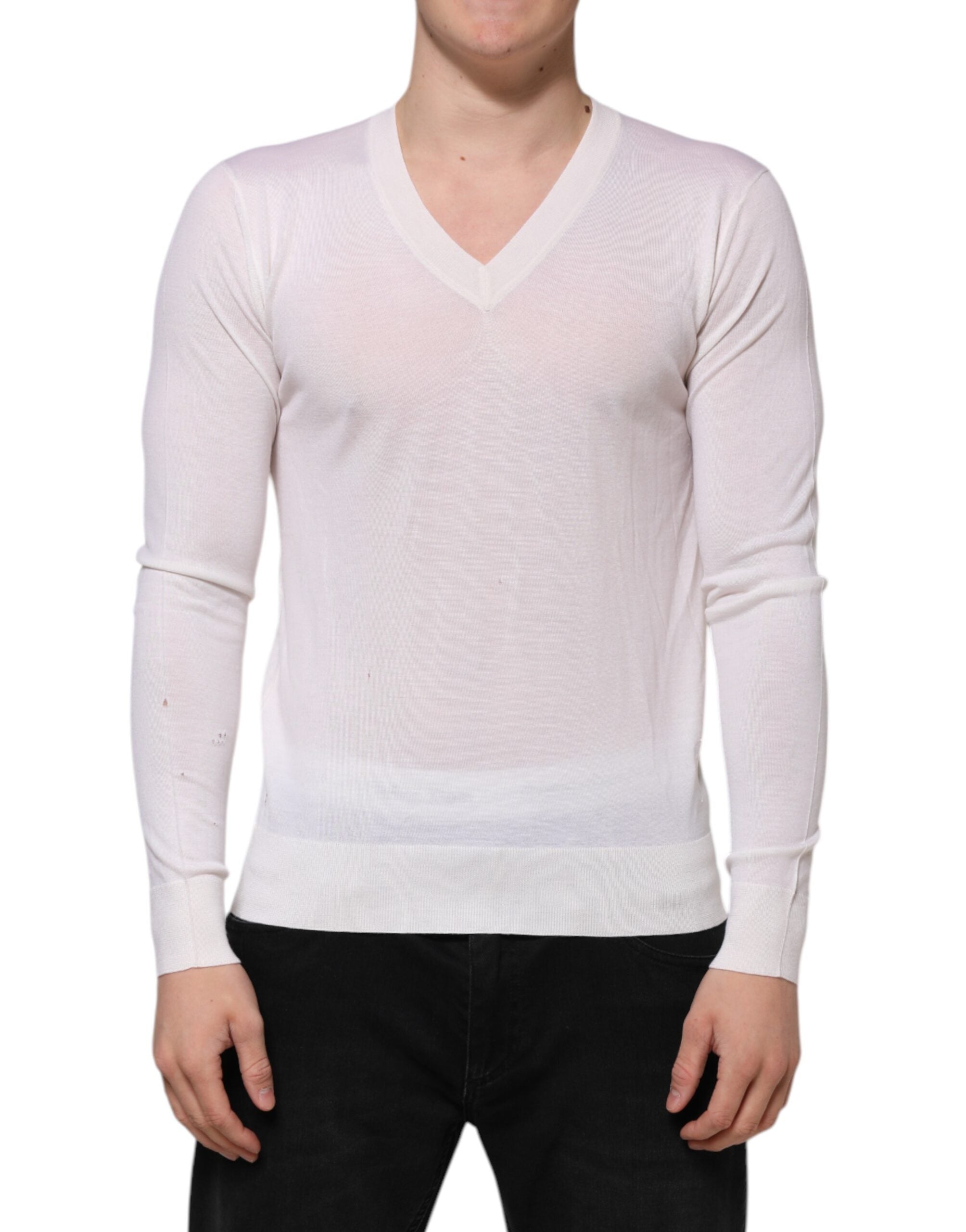 Pull à col en V en cachemire blanc Dolce & Gabbana avec logo, doux et élégant, visible détails du tissu et du design.