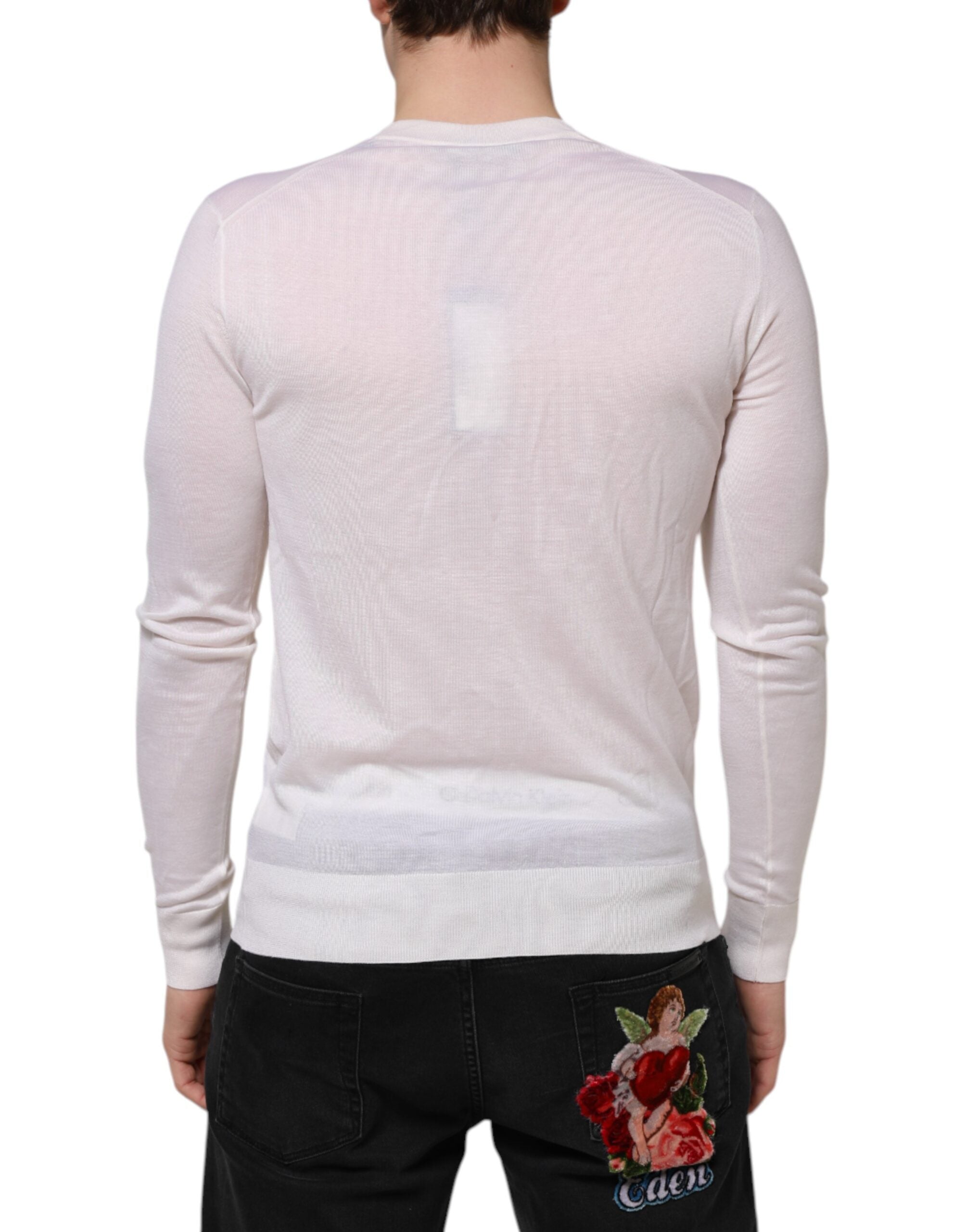 Pull à col en V en cachemire blanc Dolce & Gabbana avec logo, douceur et élégance visible sur le vêtement.