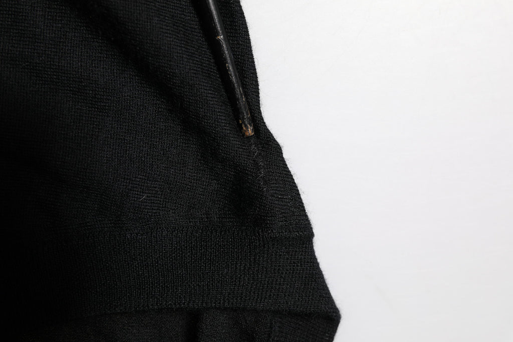 Pull homme Dolce & Gabbana en cachemire noir avec col rond, style élégant et confort, visible sur fond neutre.