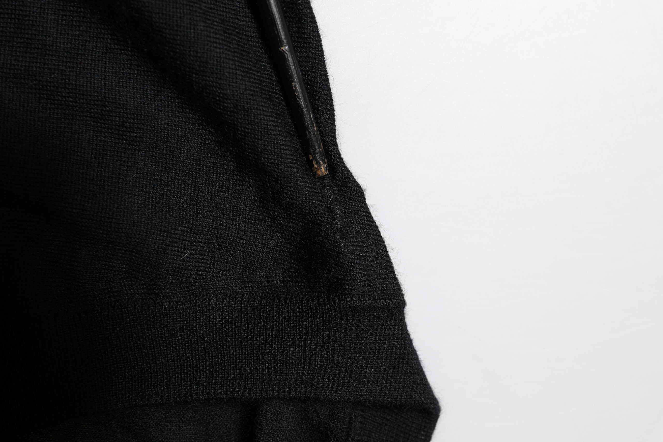 Pull homme Dolce & Gabbana en cachemire noir avec col rond, style élégant et confort, visible sur fond neutre.