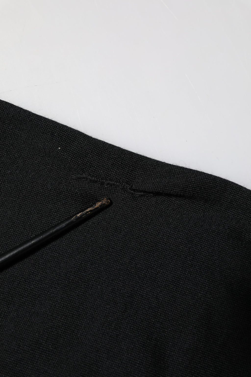 Pull-over homme en cachemire noir Dolce & Gabbana, col rond, style élégant et confortable.