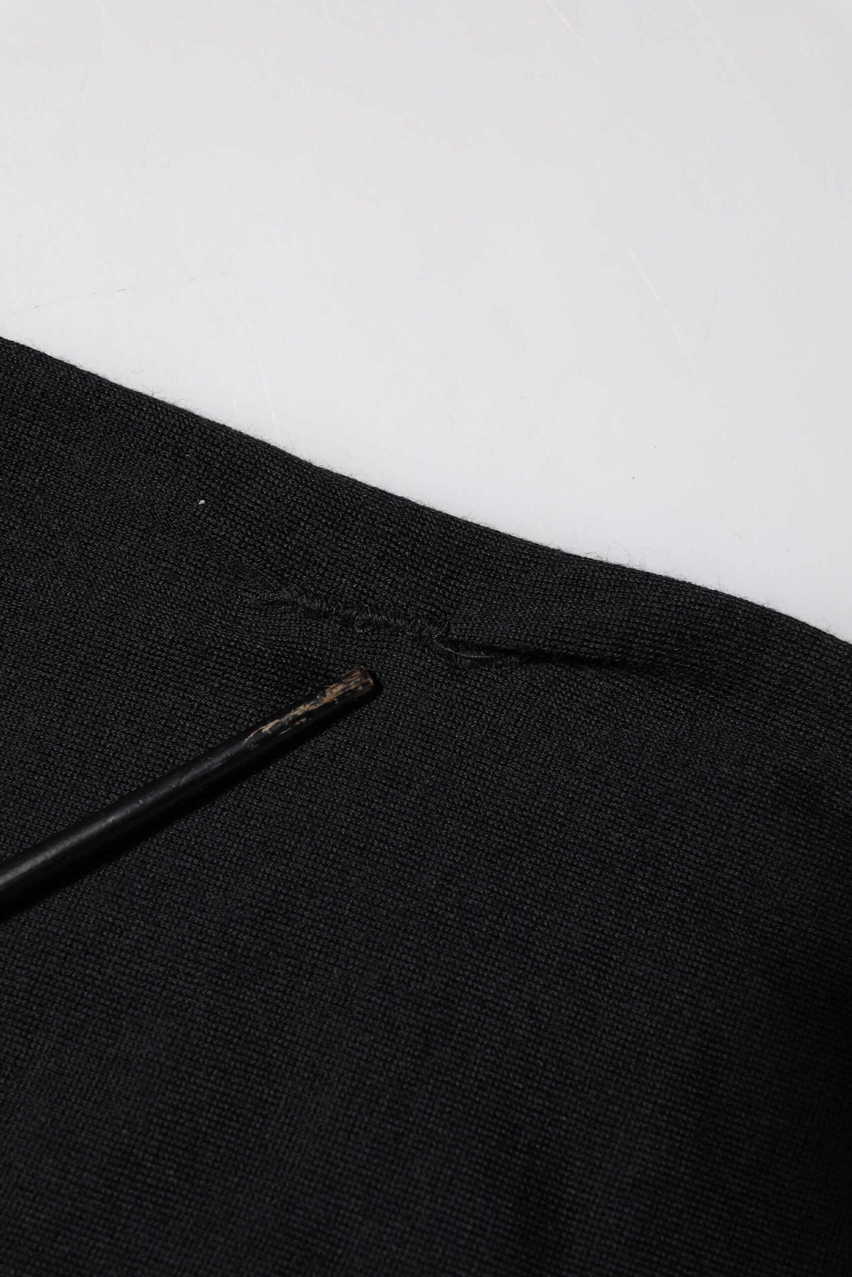 Pull-over homme en cachemire noir Dolce & Gabbana, col rond, style élégant et confortable.