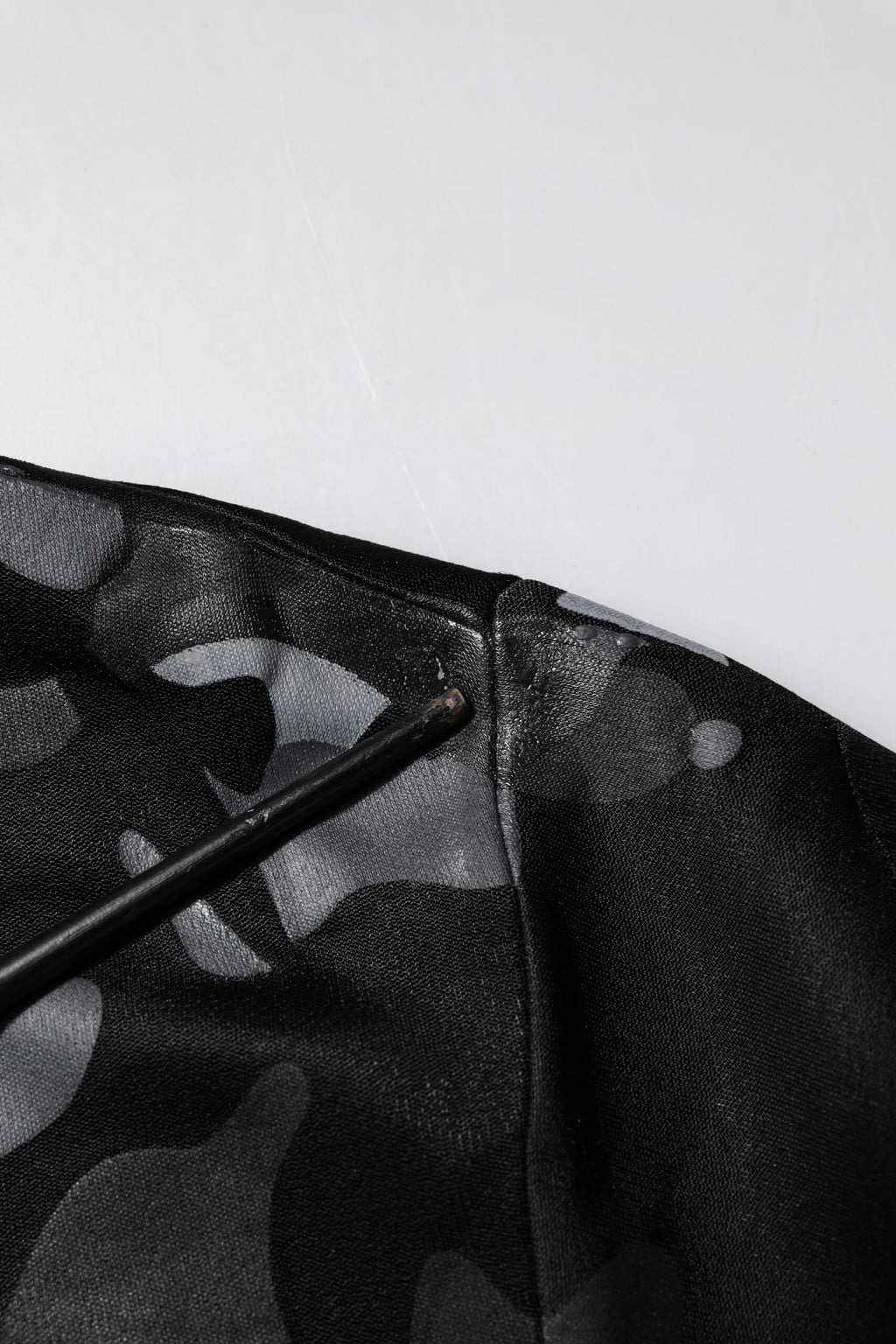 Sweat-shirt Dolce & Gabbana noir camouflage avec col rond et manches longues, tissu doux et confortable.