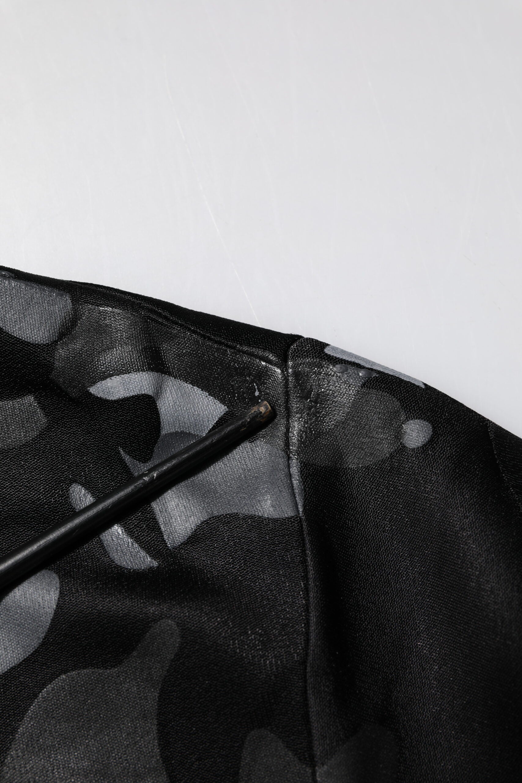 Sweat-shirt Dolce & Gabbana noir camouflage avec col rond et manches longues, tissu doux et confortable.