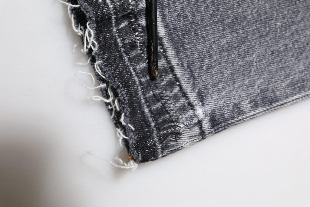 Pantalon skinny en denim gris en coton de Dolce & Gabbana, coupe ajustée et moderne, visible en détail sur l'image.
