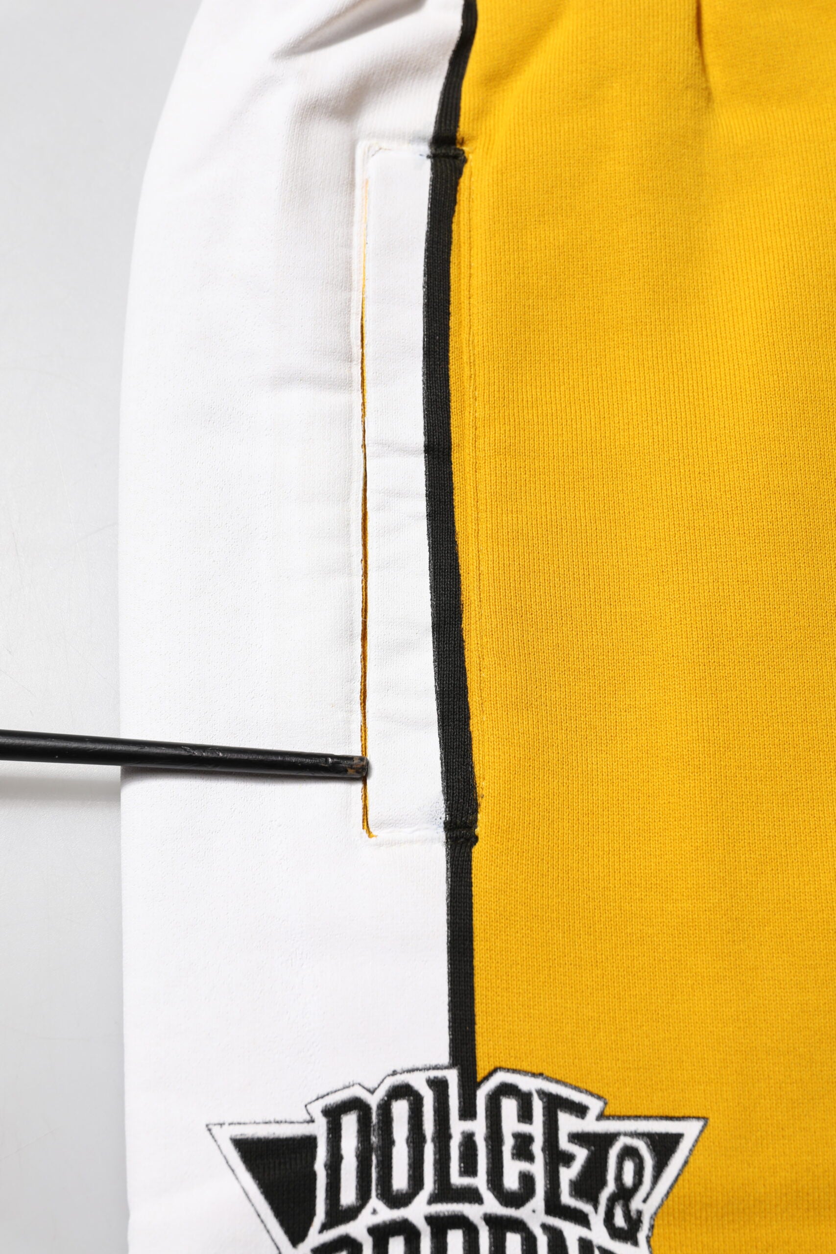 Pantalon jogging en coton jaune Dolce & Gabbana, pantalon décontracté avec ceinture élastique et poches latérales.