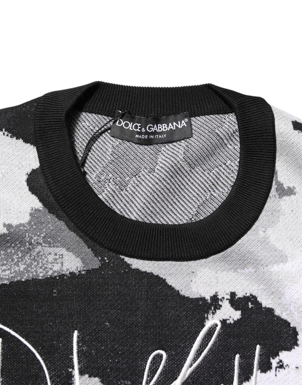 Pull en soie multicolore camouflage Dolce & Gabbana, sweater confortable avec motif tendance visible sur l'image.