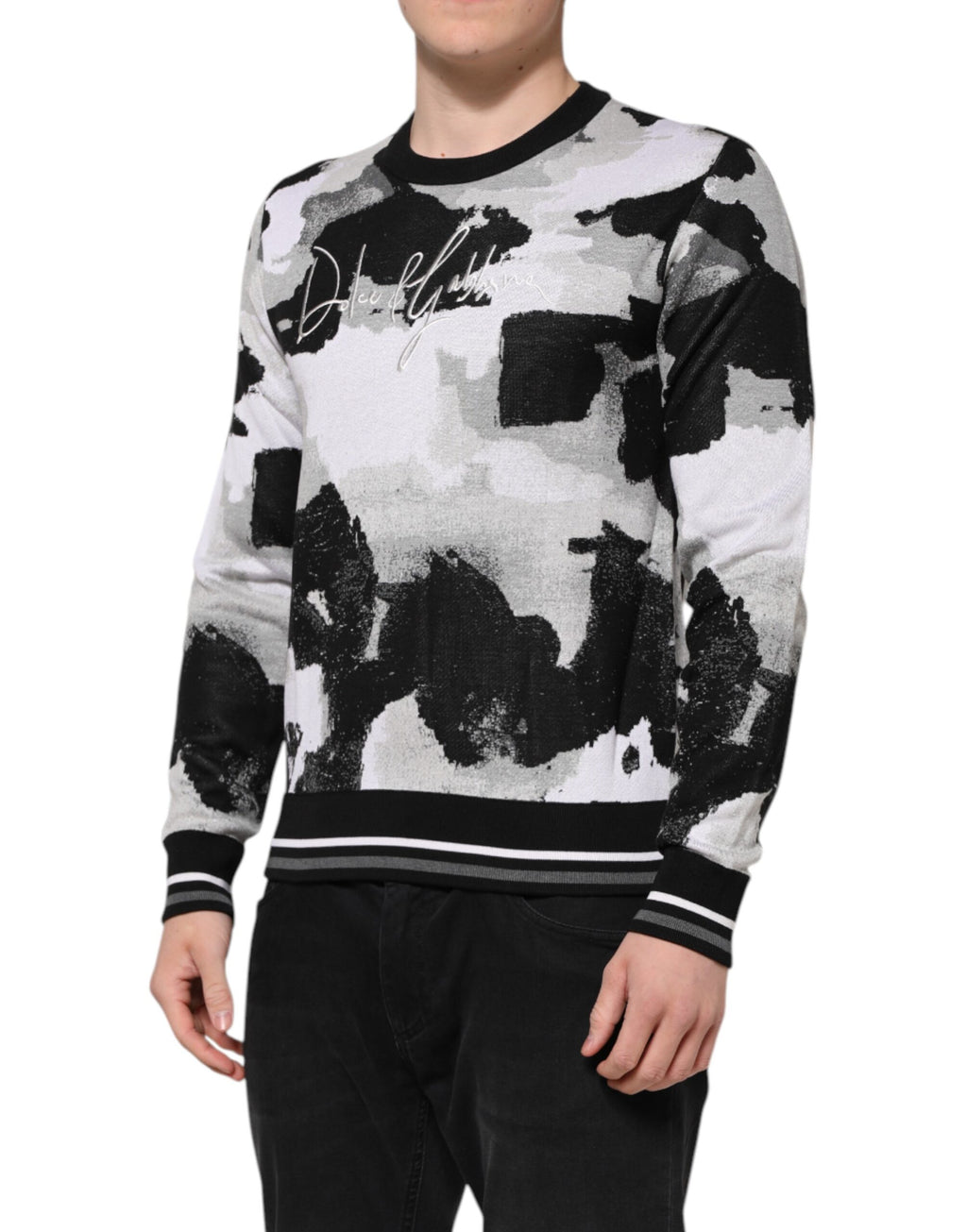 Pull en soie multicolore camouflage de Dolce & Gabbana, pull-over élégant avec motif vibrant et tissu luxueux.