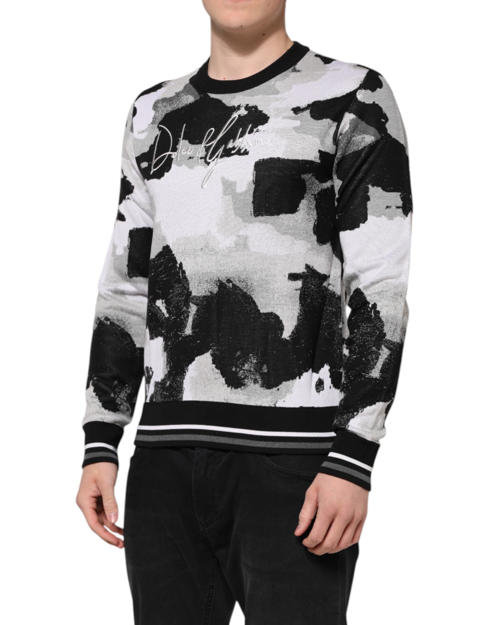 Pull en soie multicolore camouflage de Dolce & Gabbana, pull-over élégant avec motif vibrant et tissu luxueux.