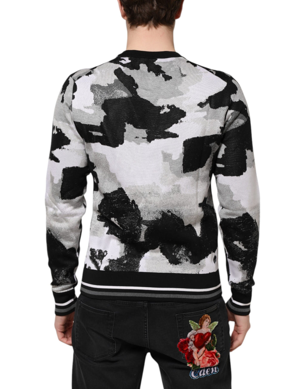Pull à manches longues Dolce & Gabbana en soie multicolore avec motif camouflage, élégant et confortable.