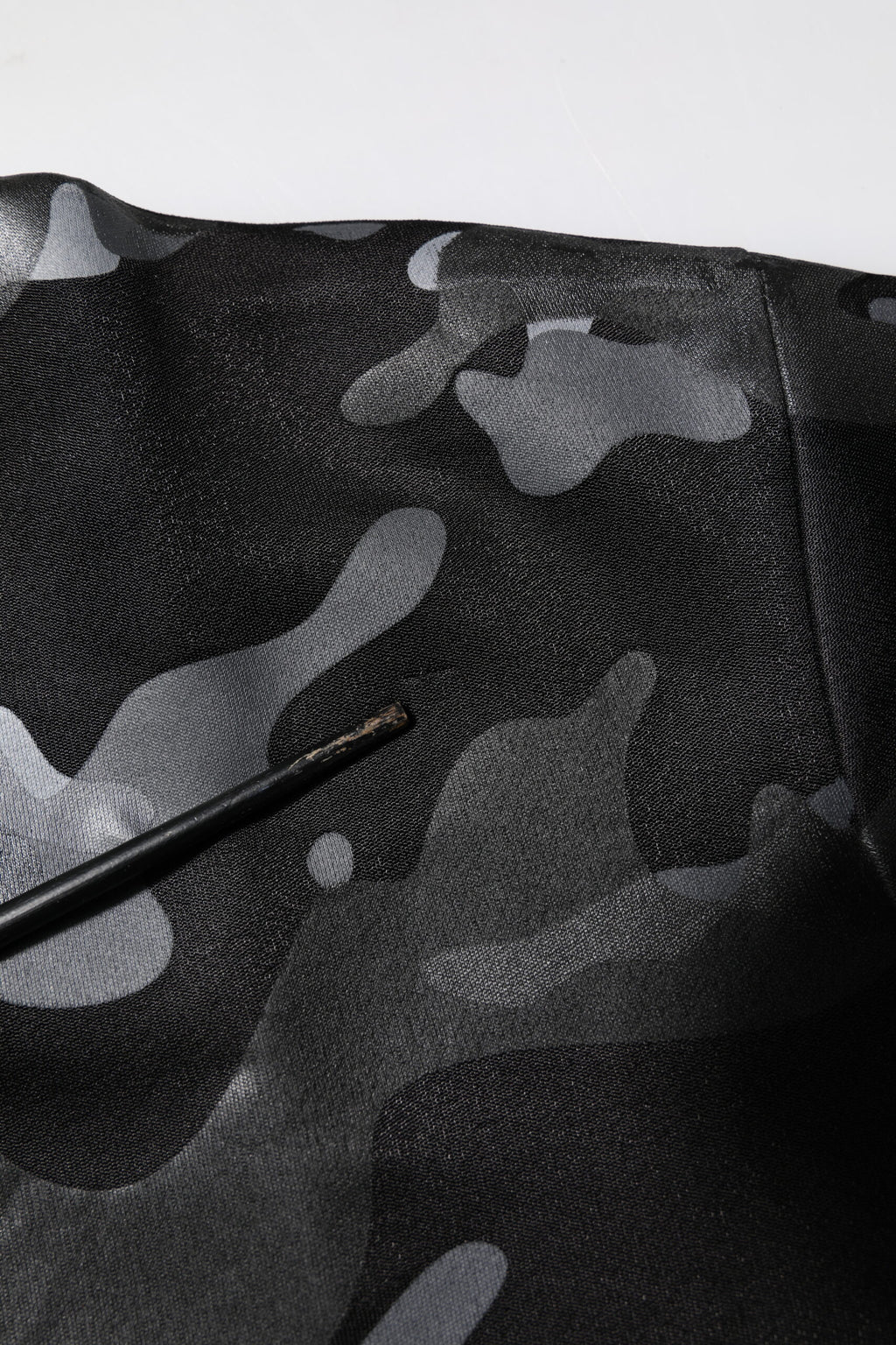 Pull à capuche Dolce & Gabbana noir avec motif camouflage, sweat-shirt en maille tendance et décontractée.