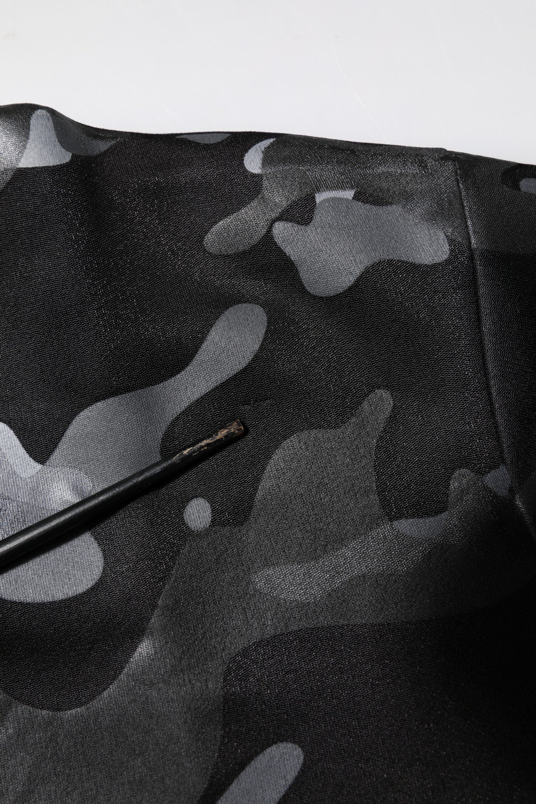 Pull à capuche Dolce & Gabbana noir avec motif camouflage, sweat-shirt en maille tendance et décontractée.