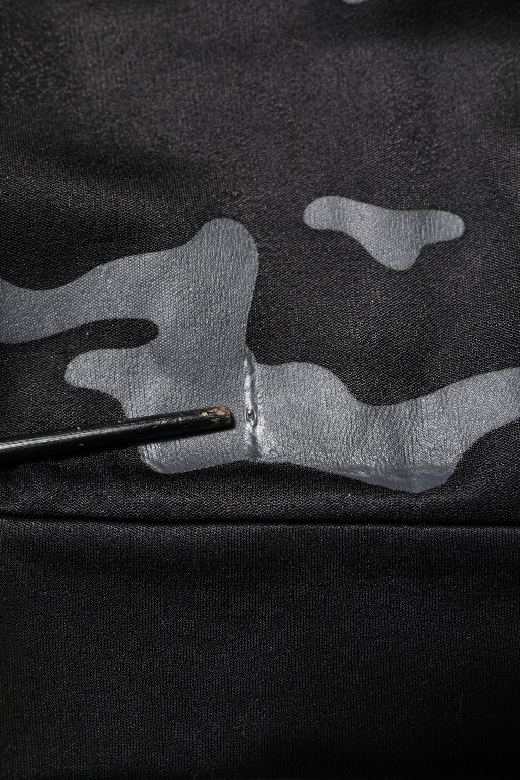 Sweat-shirt Dolce & Gabbana en camouflage noir, pull-over en maille avec logo, porté en mode décontracté.