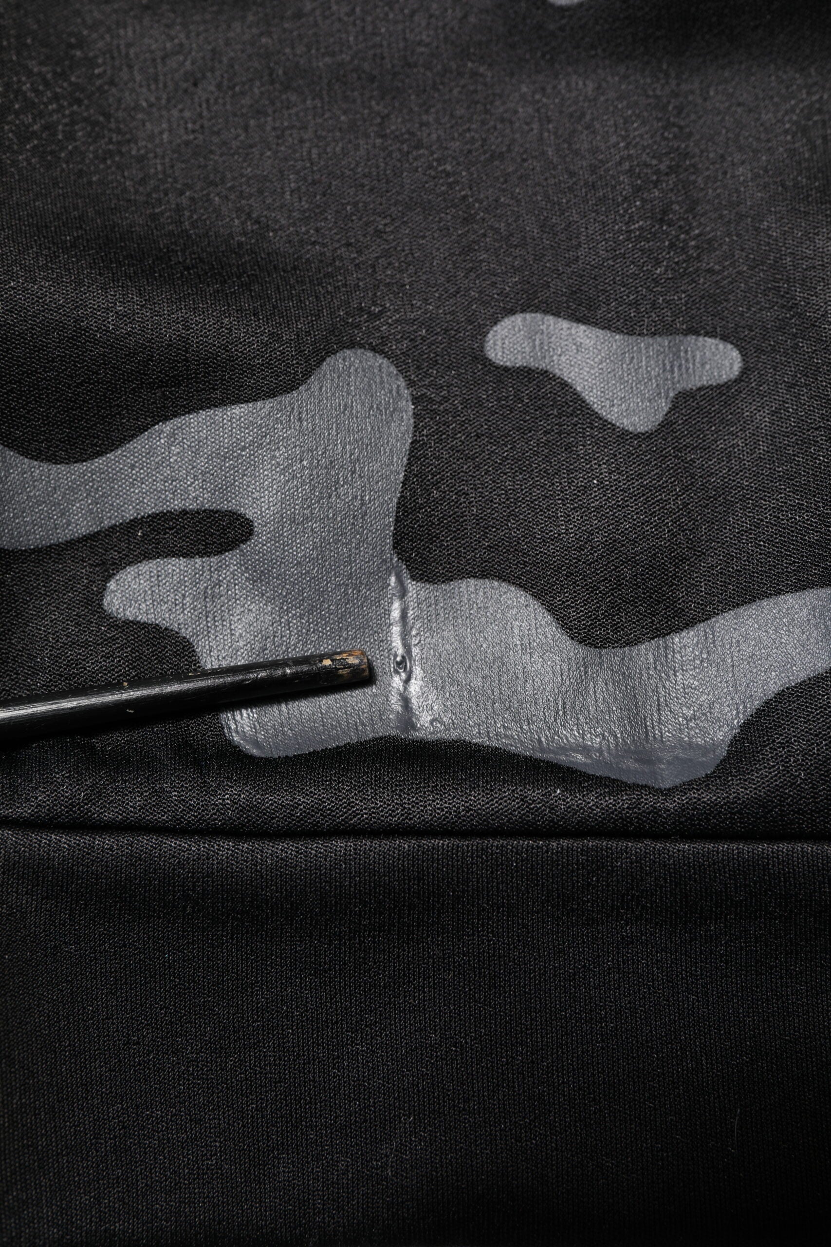 Sweat-shirt Dolce & Gabbana en camouflage noir, pull-over en maille avec logo, porté en mode décontracté.