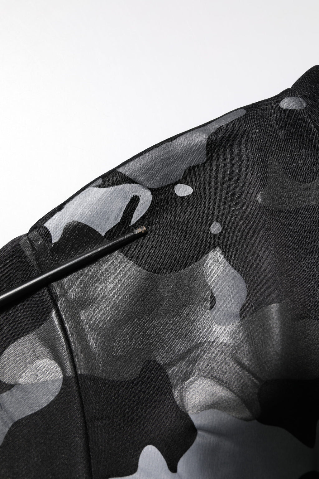 Pull à capuche Dolce & Gabbana en camouflage noir, sweat-shirt tendance avec logo discret, pour un style décontracté et élégant.
