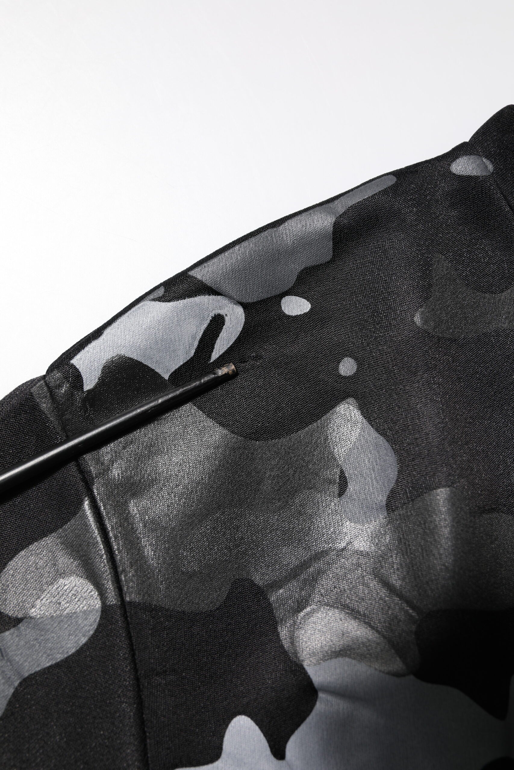Pull à capuche Dolce & Gabbana en camouflage noir, sweat-shirt tendance avec logo discret, pour un style décontracté et élégant.