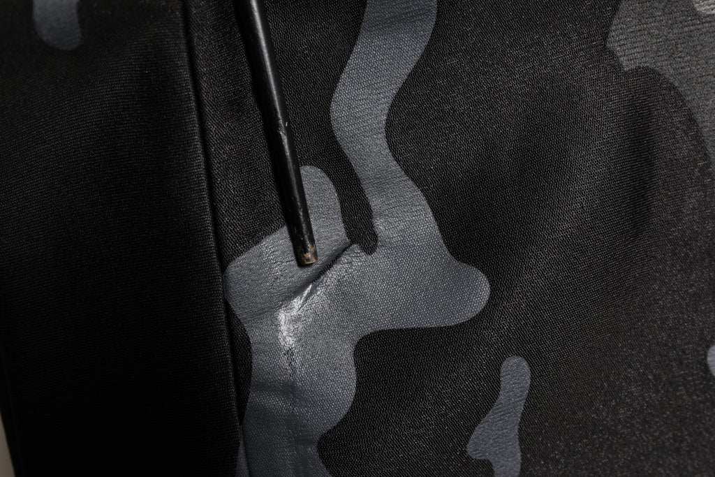 Sweat-shirt Dolce & Gabbana en noir à motif camouflage, pull-over en molleton, vue de face.