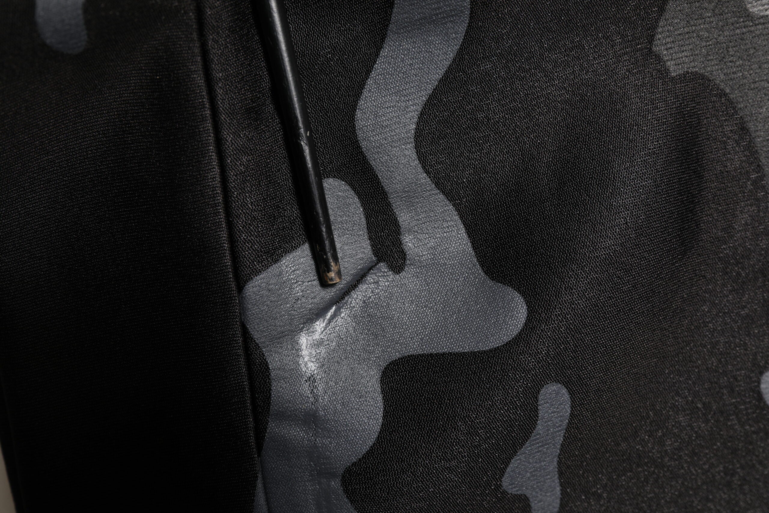 Sweat-shirt Dolce & Gabbana en noir à motif camouflage, pull-over en molleton, vue de face.