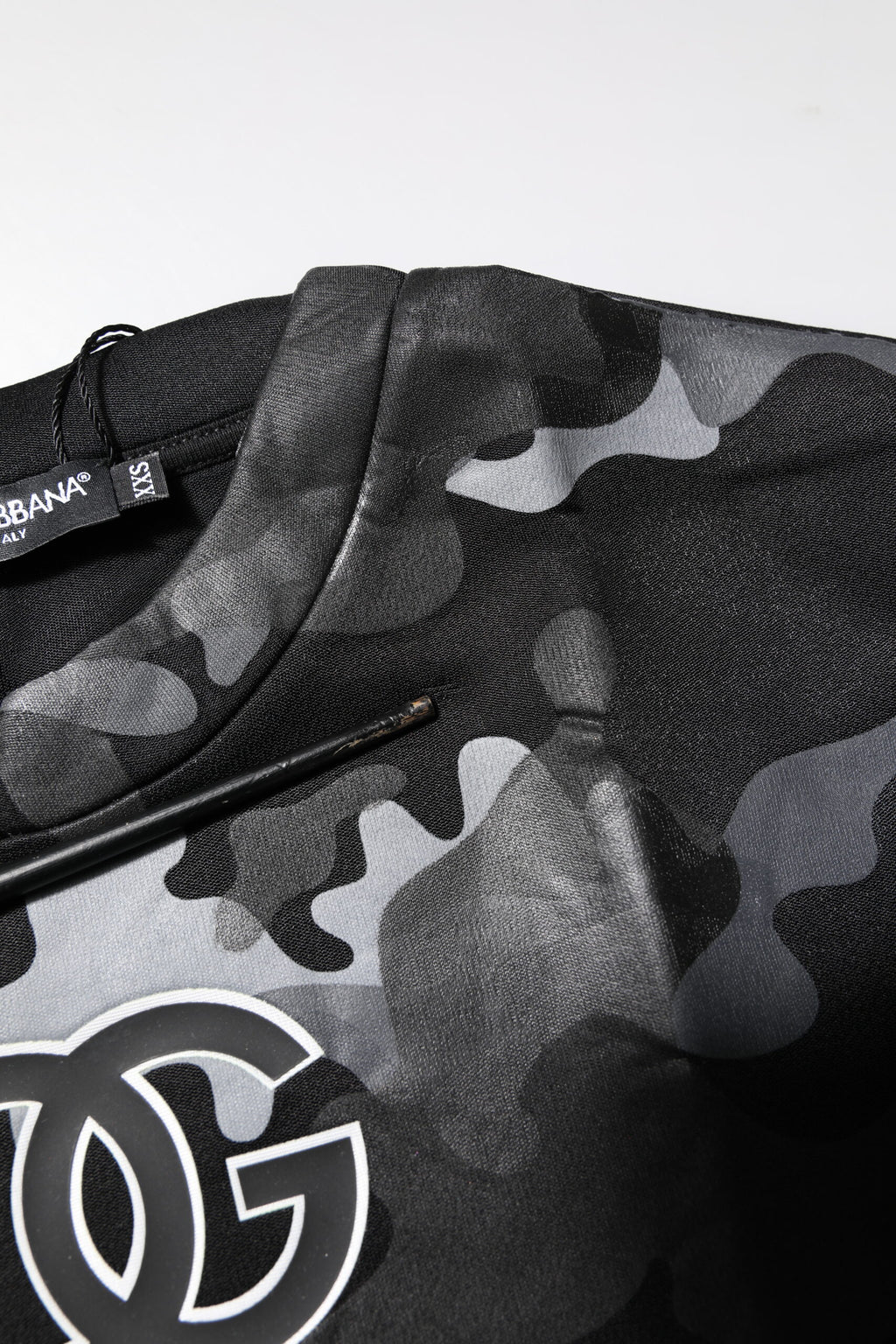 Sweat à capuche noir camouflage de Dolce & Gabbana, pull-over en molleton à manches longues et logo discret.
